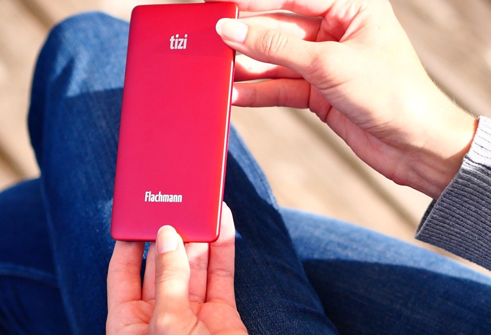 Flachmann Ultra: Schlanker Akku mit integriertem Lightning-Kabel im Test