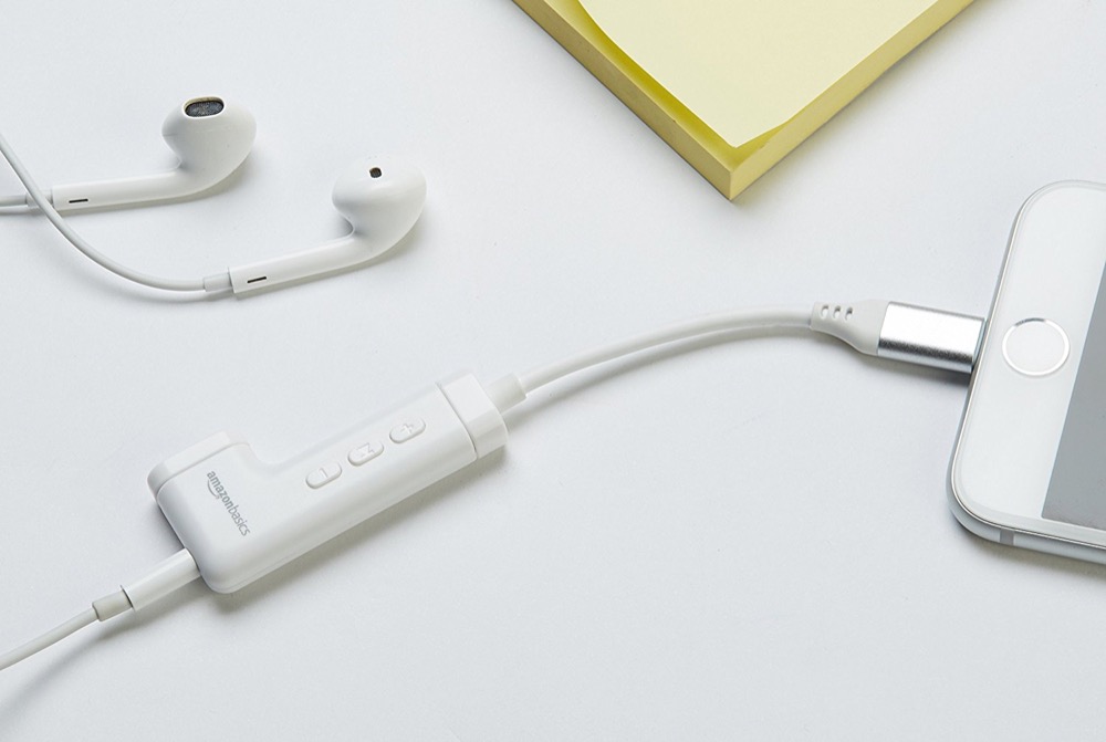 Amazon Basics: Kopfhörer-Adapter mit Auflade-Möglichkeit für unter 30 Euro