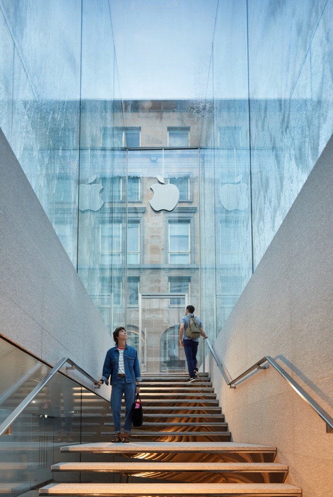 Apple-Piazza-Liberty_staircase_07242018