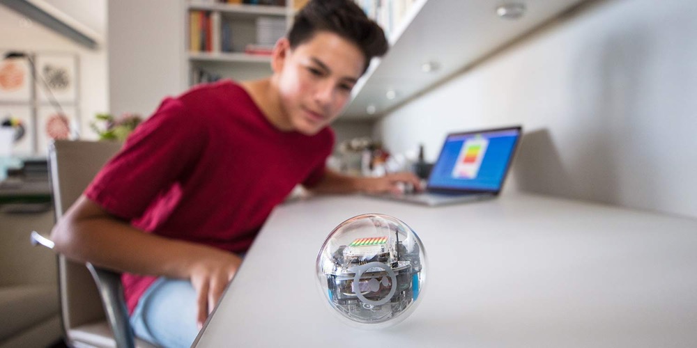 Sphero Bolt: Diese kleine Kugel kann von Kindern programmiert werden