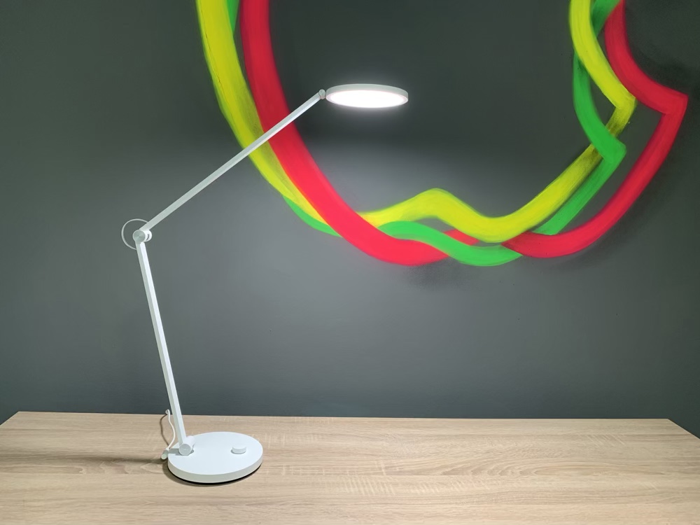 Xiaomi Desk Lamp Pro auf dem Schreibtisch