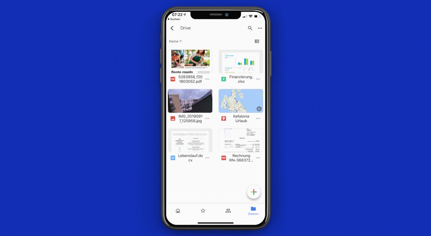 Google Drive auf einem iPhone vor blauem Hintergrund