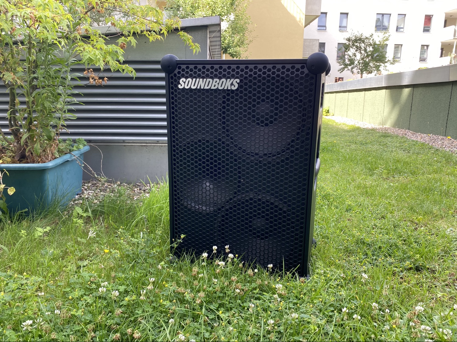 <span class="entry-title-primary">The New SOUNDBOKS im Test: XXL-Partylautsprecher kann bis zu 40 Stunden Musik spielen</span> <span class="entry-subtitle">Bei mittlerer Lautstärke</span>