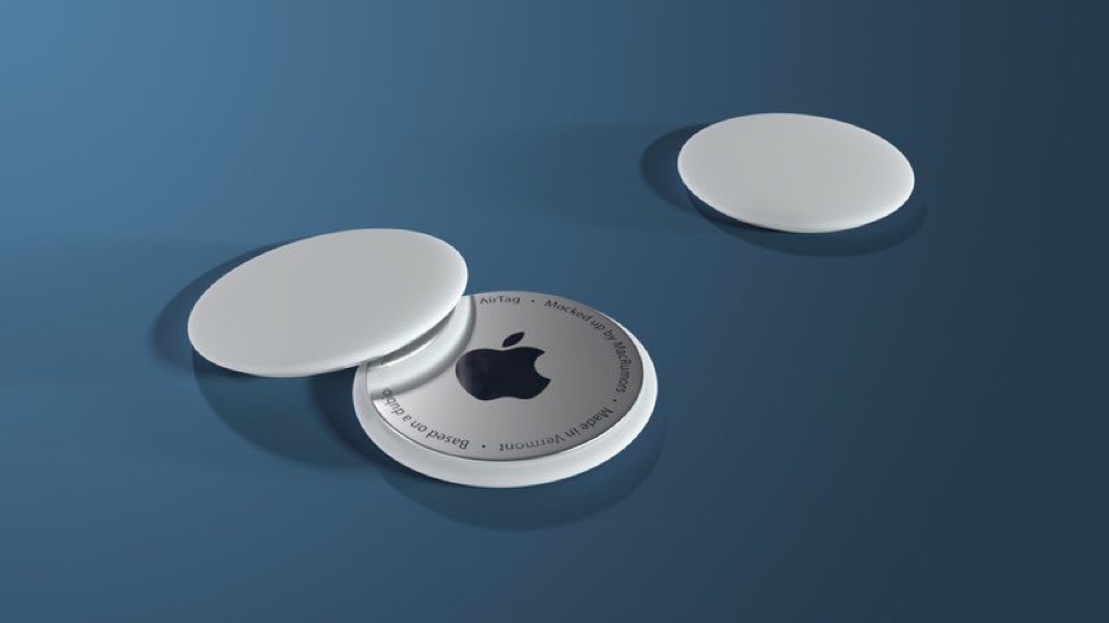 Drei AirTags von Apple vor blauem Hintergrund