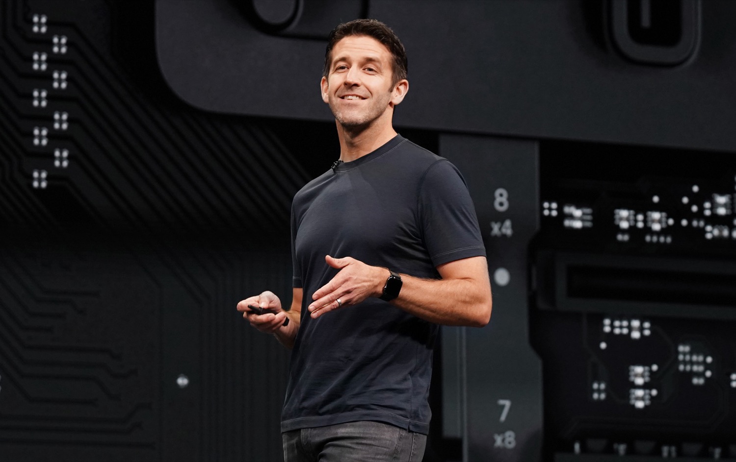 John Ternus bei einer Präsentation.