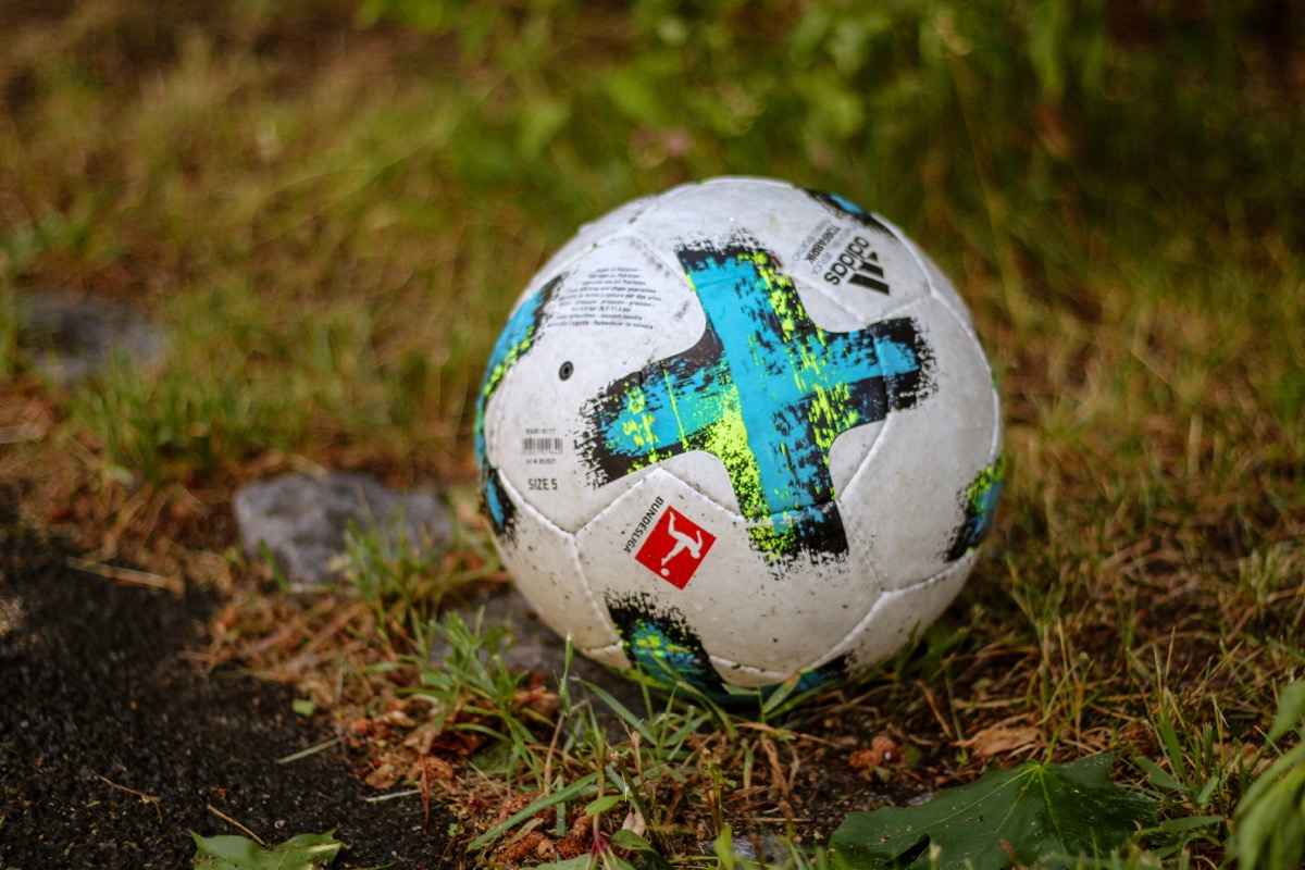 Fussball der Bundesliga auf einem Stück Rasen