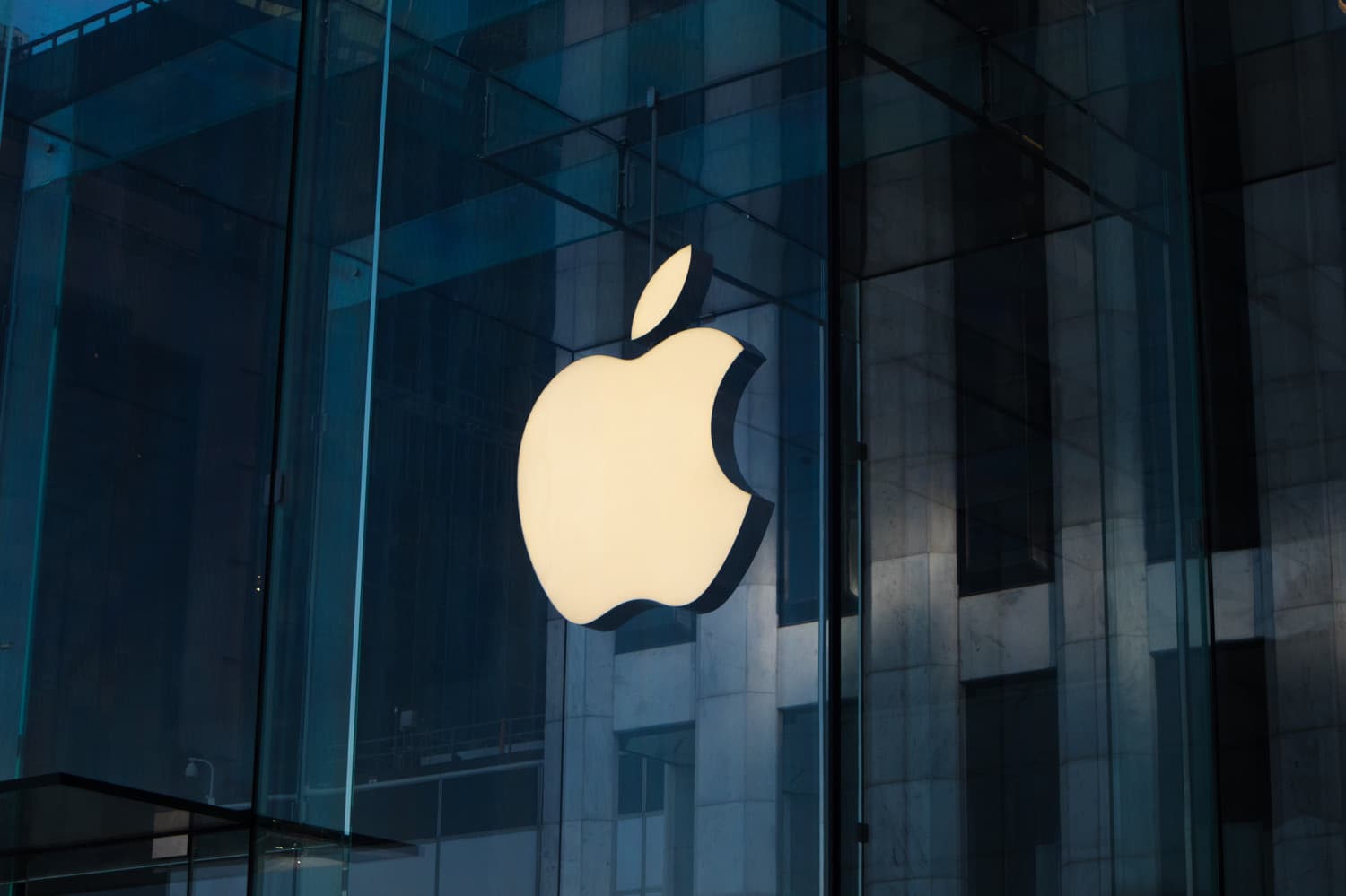 Fassade mit weißem Apple-Logo