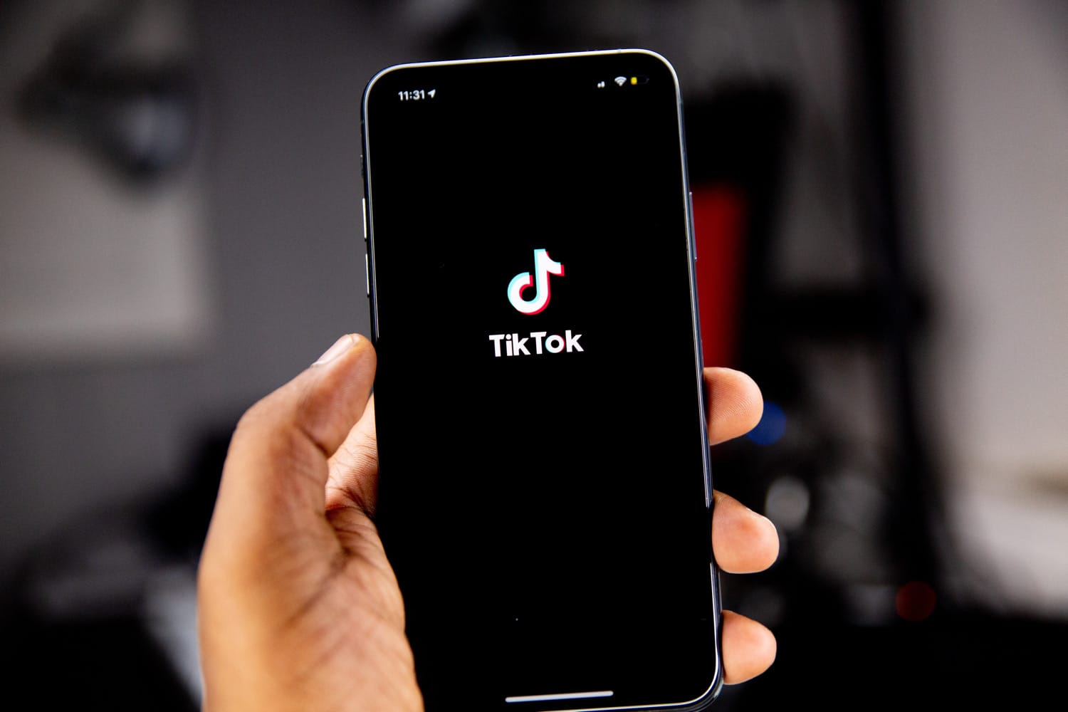 Ein iPhone mit angezeigtem TikTok-Logo