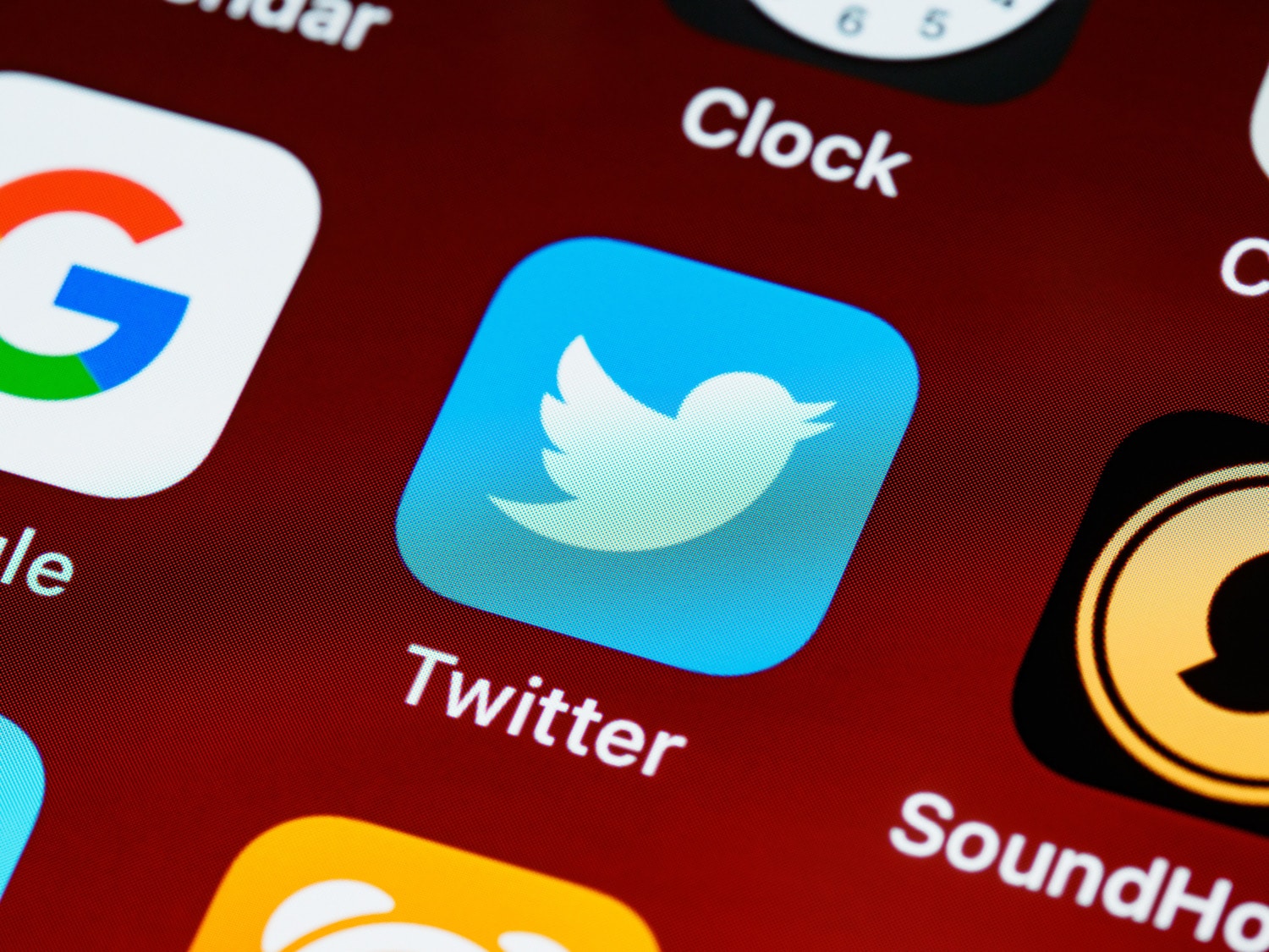 Twitter App Icon auf rotem Hintergrund mit anderen Apps