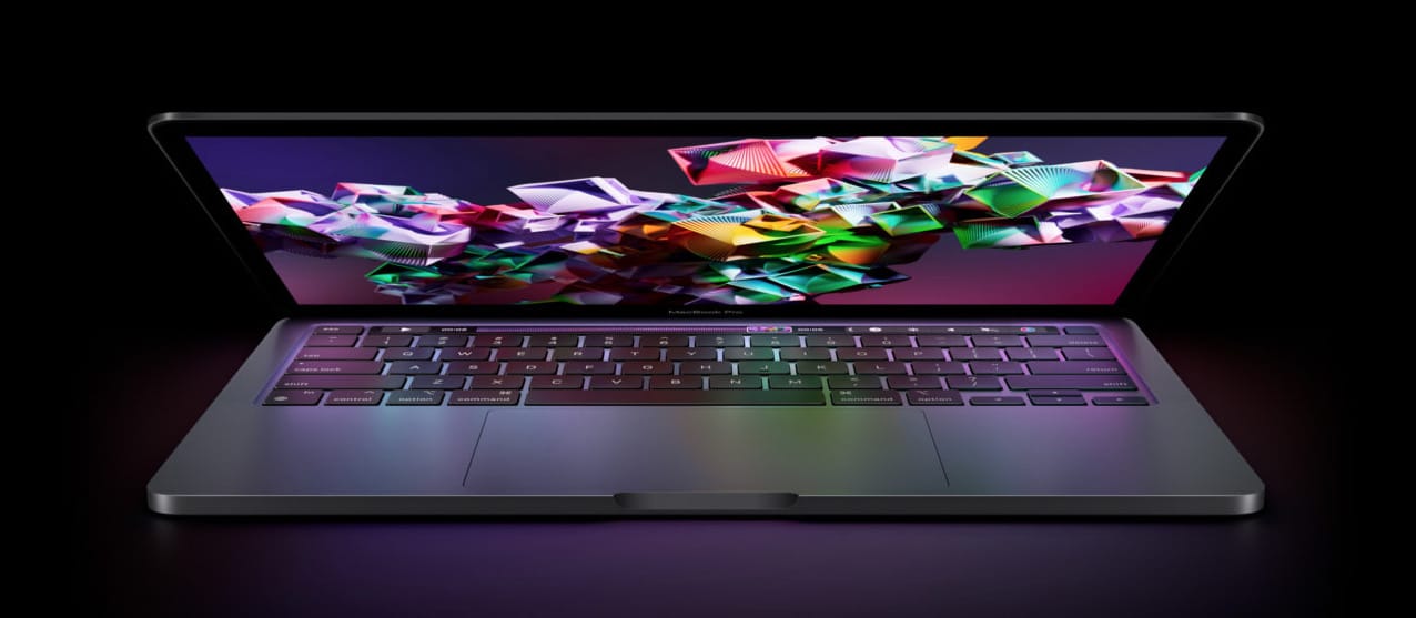 Halb zugeklapptes MacBook Pro 13" mit leuchtendem Display vor schwarzem Hintergrund