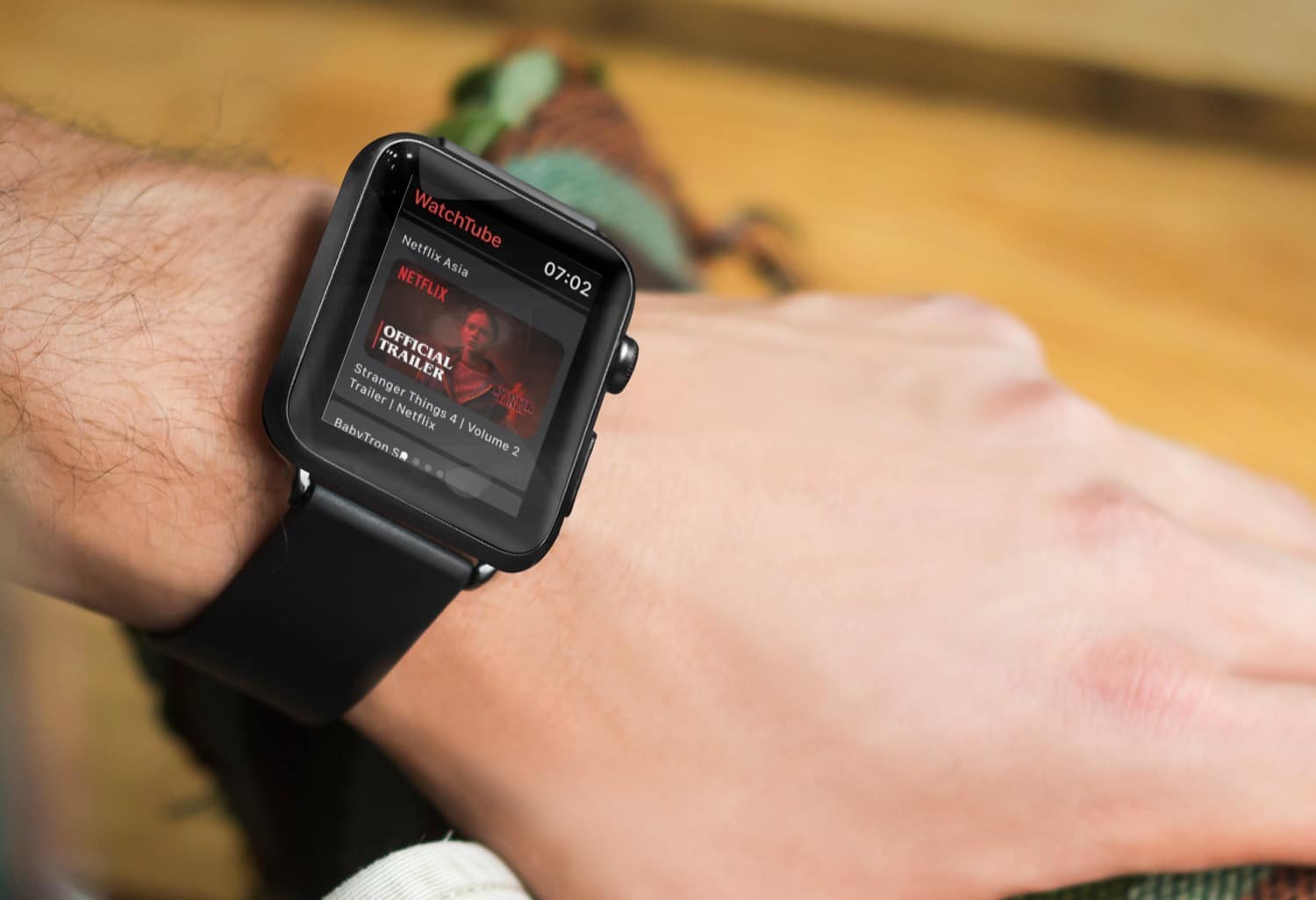 WatchTube zeigt YouTube-Video auf einer Apple Watch am Handgelenk