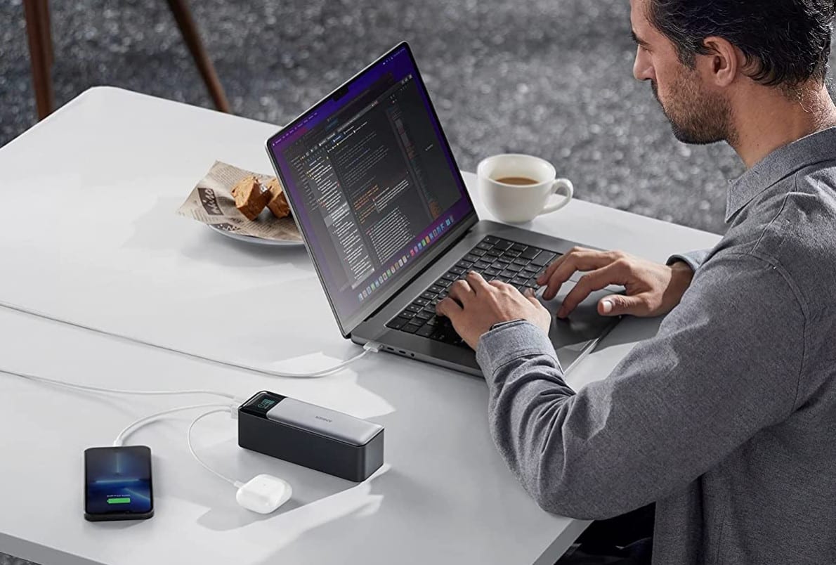 Anker PowerCore 24K auf einem Schreibtisch mit angeschlossenem Laptop