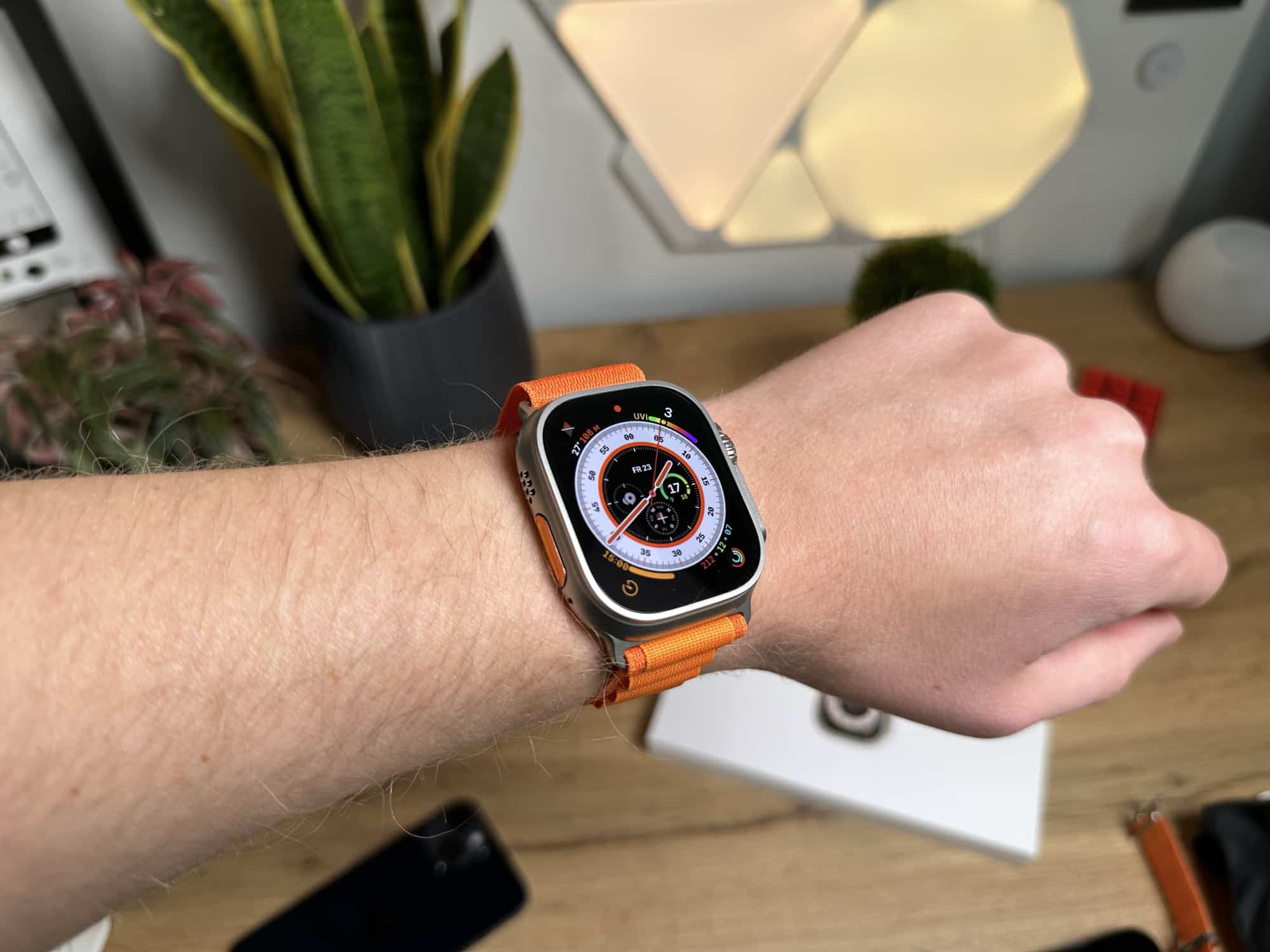 Apple Watch Ultra 2 mit orangefarbenem Armband an einem Handgelenk