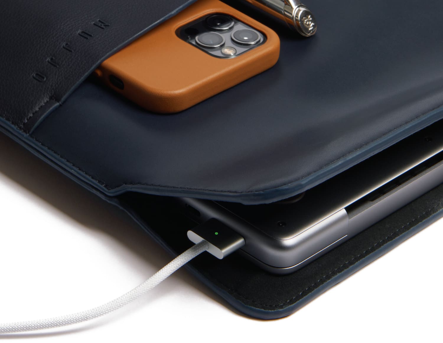 Apple | Mujjo Envoy: New sleeve made of vegan leather for the 14" and 16" MacBook Pro | macbook | Mujjo Envoy 14 Blau