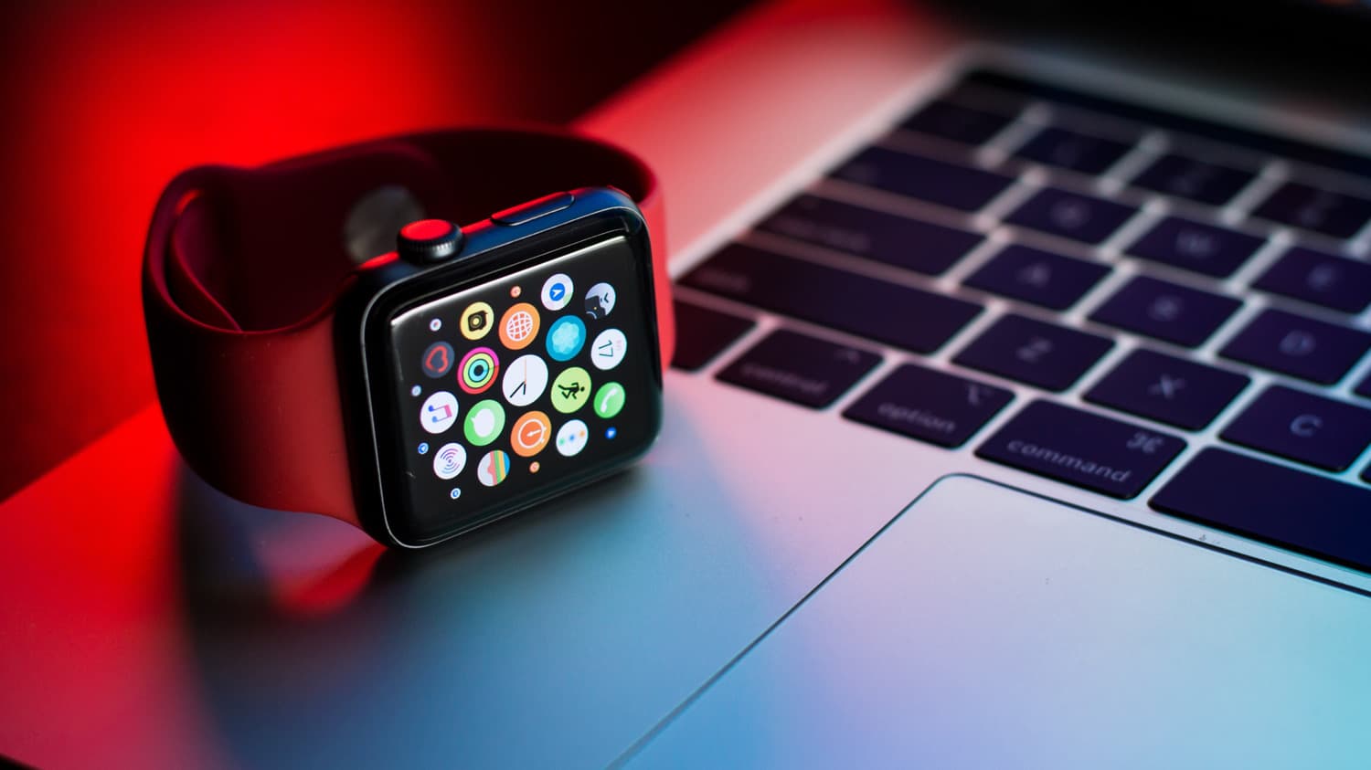 Apple Watch liegend auf einem MacBook