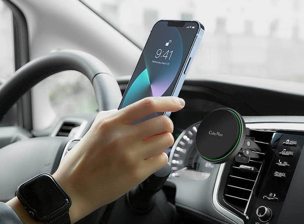 Handyhalterungen im Test: Smartphone-Halterungen fürs Auto