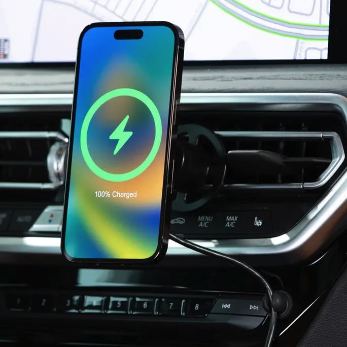 Drahtlos das iPhone im Auto via MagSafe aufladen