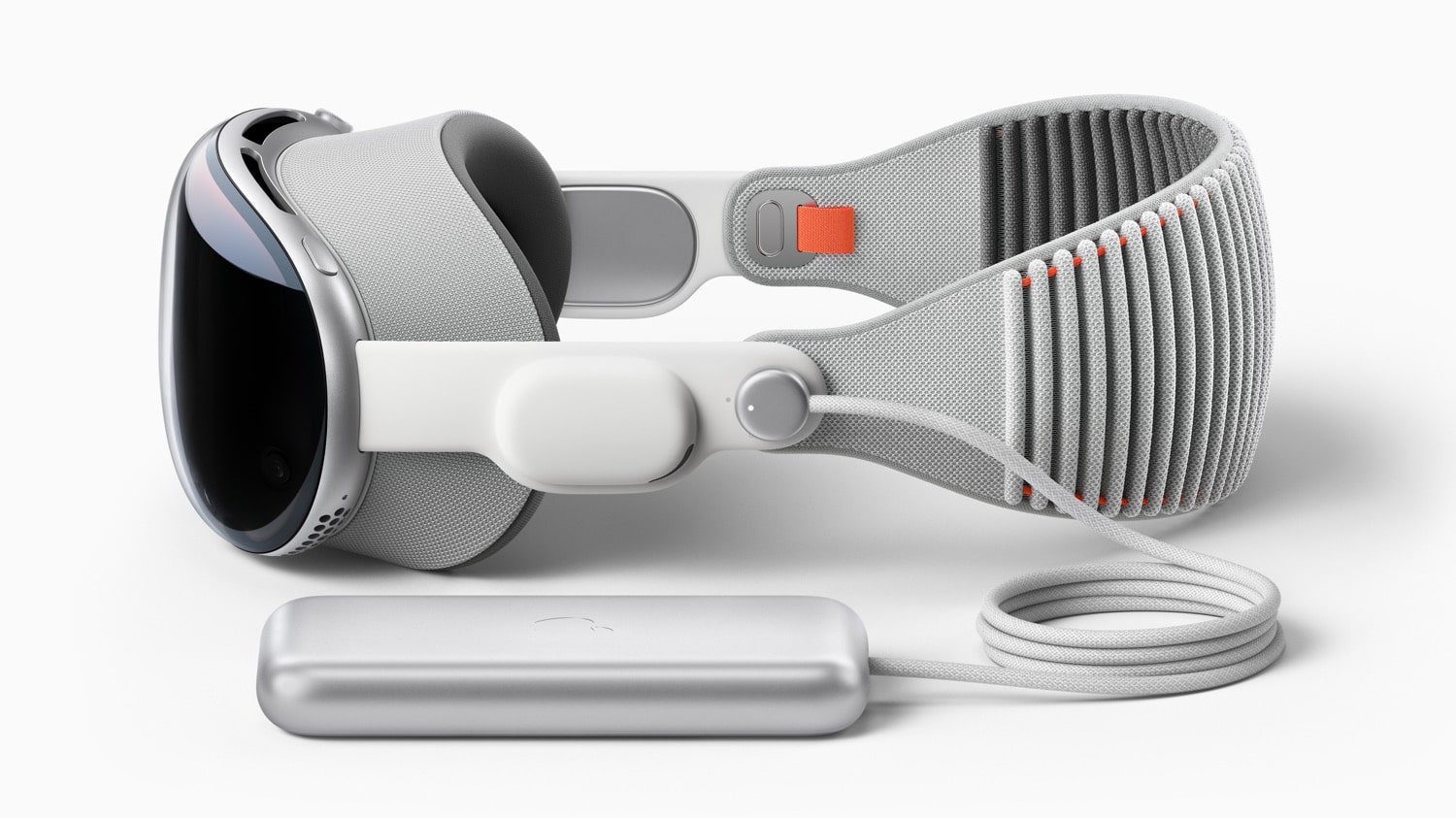 Apple Vision Pro mit Akku und Kopfband vor weißem Hintergrund