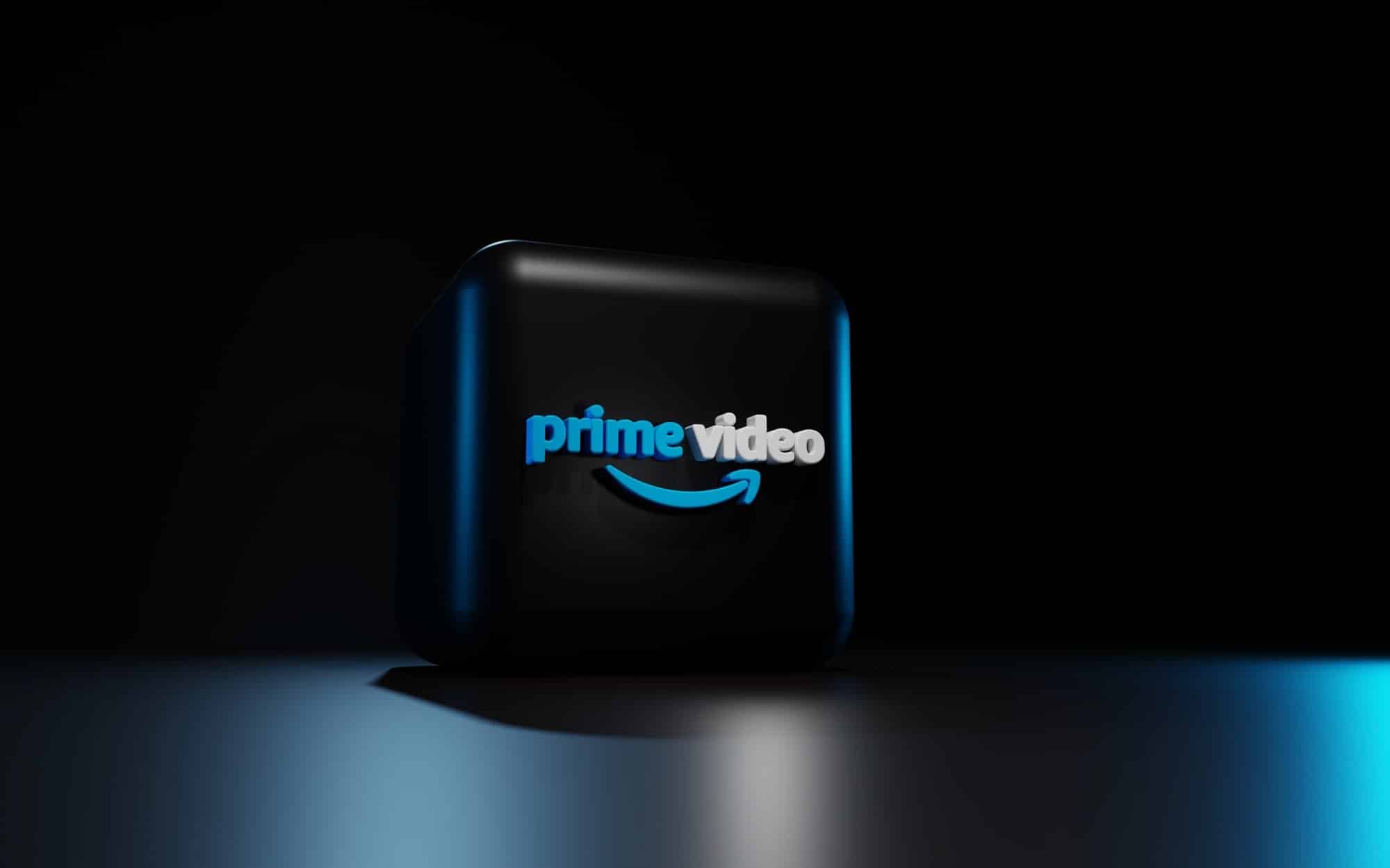 Das Amazon Prime Video Logo auf einem 3D Würfel in dunkler Optik