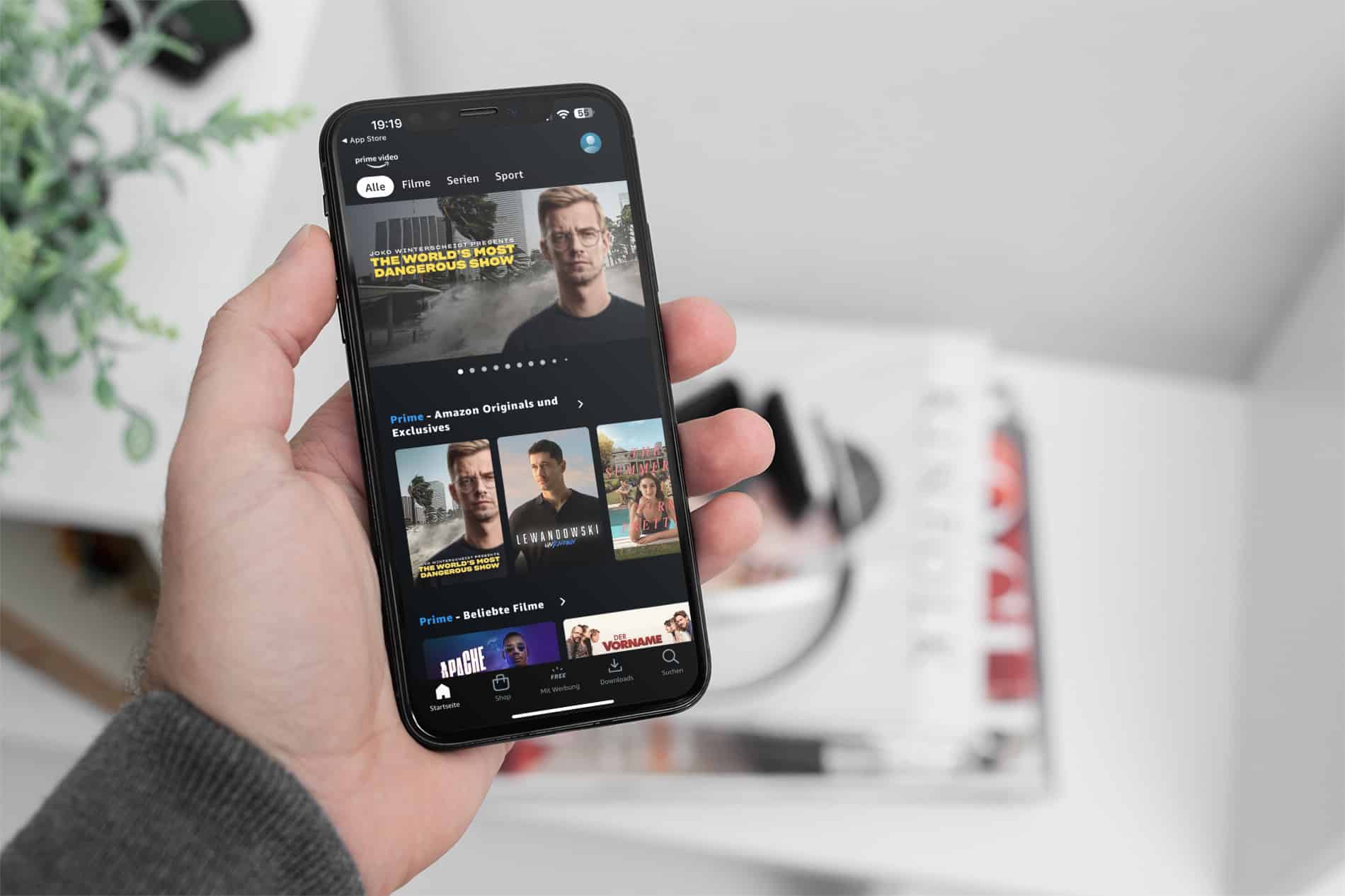 Eine Person hält ein iPhone mit geöffneter Amazon Prime Video-App in der Hand