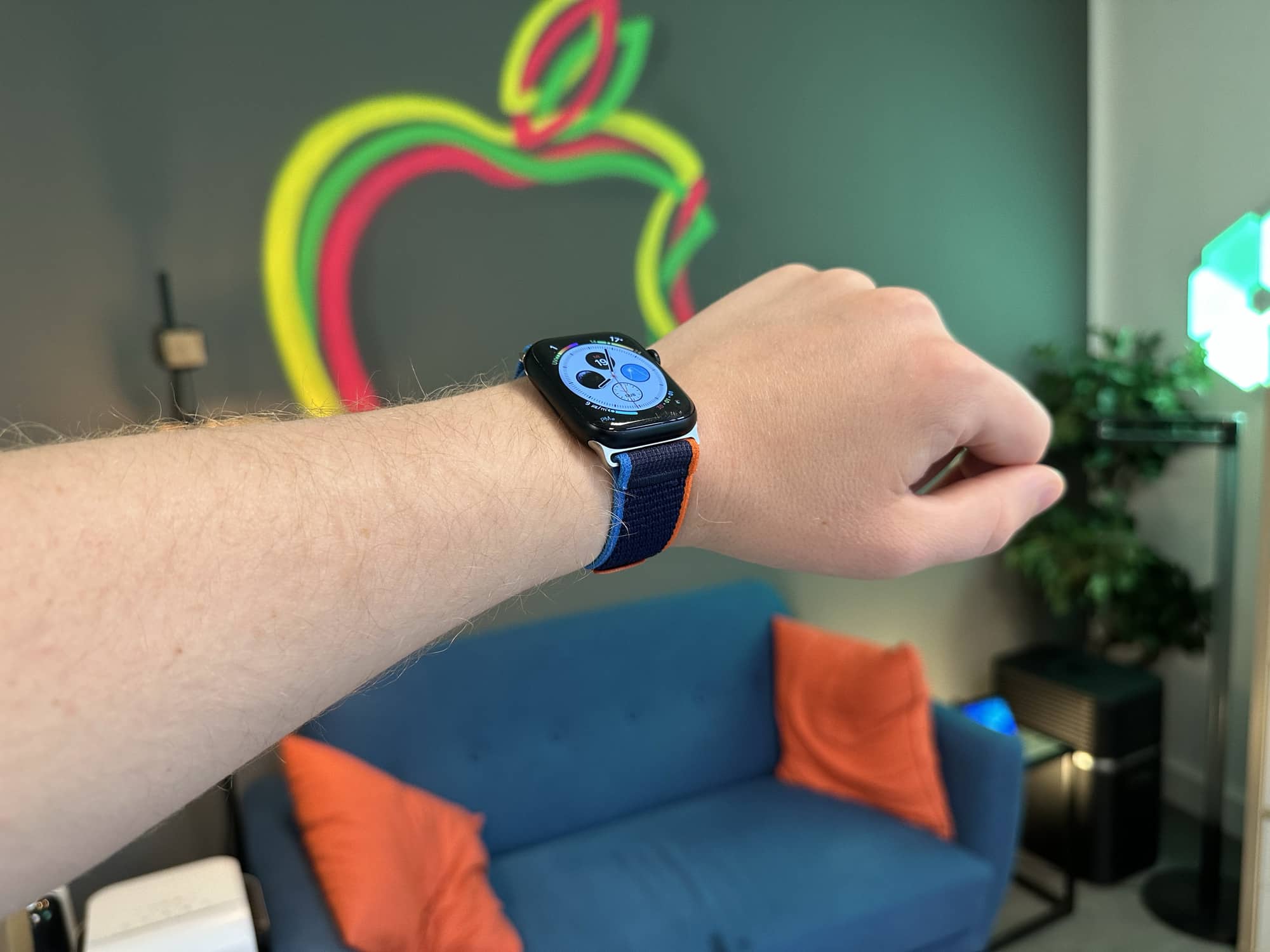 CubeNests Apple Watch Armband aus Nylon in den Farben Blau und Orange.