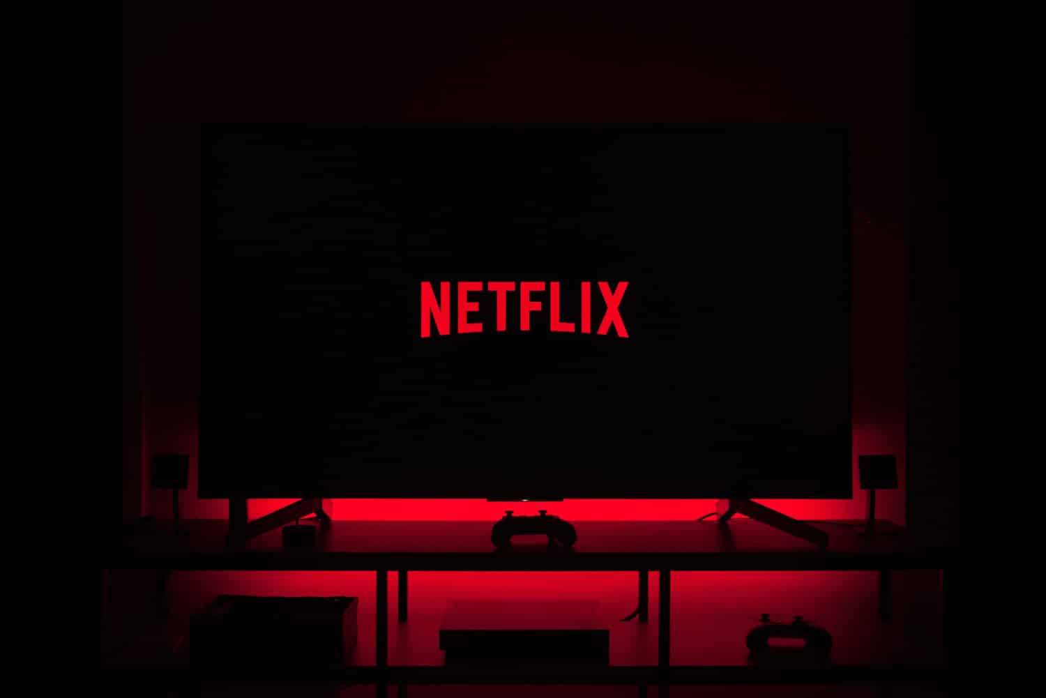 Schwarzer Fernsehbildschirm mit rotem Netflix-Logo