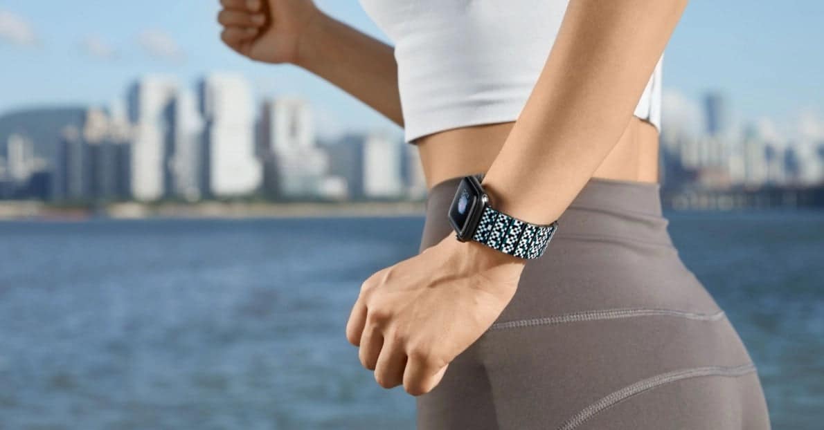 Pitaka Dreamland Apple Watch Armband am Handgelenk einer sportlichen Frau