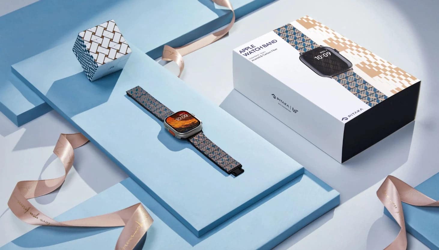 Pitaka Dreamland Armband in Orange liegend mit der Apple Watch