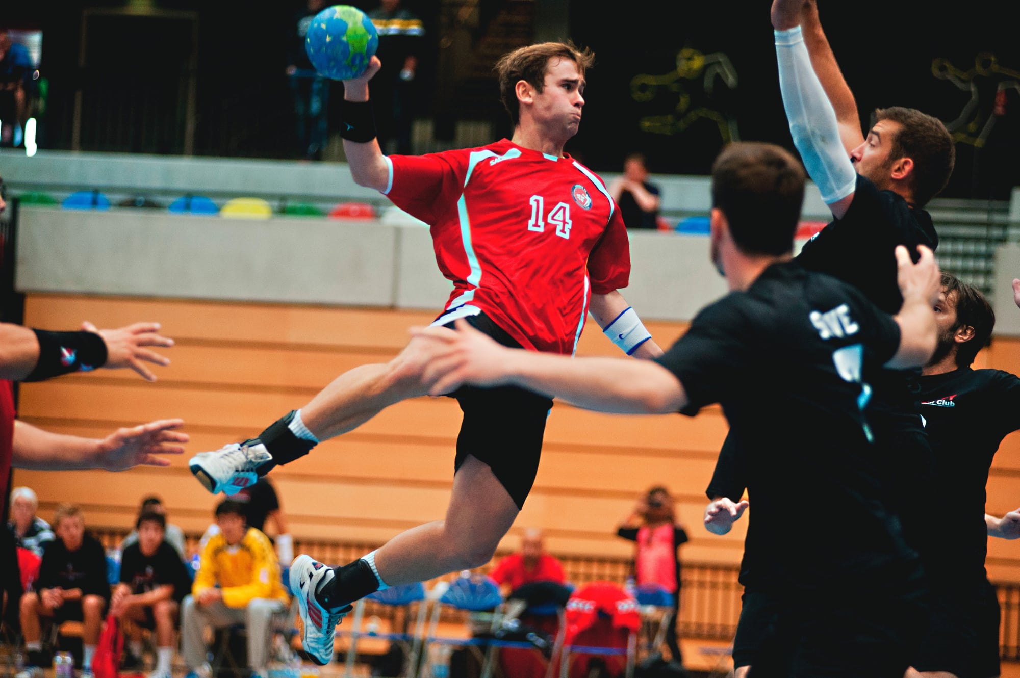 Handballer springt mit Ball hoch
