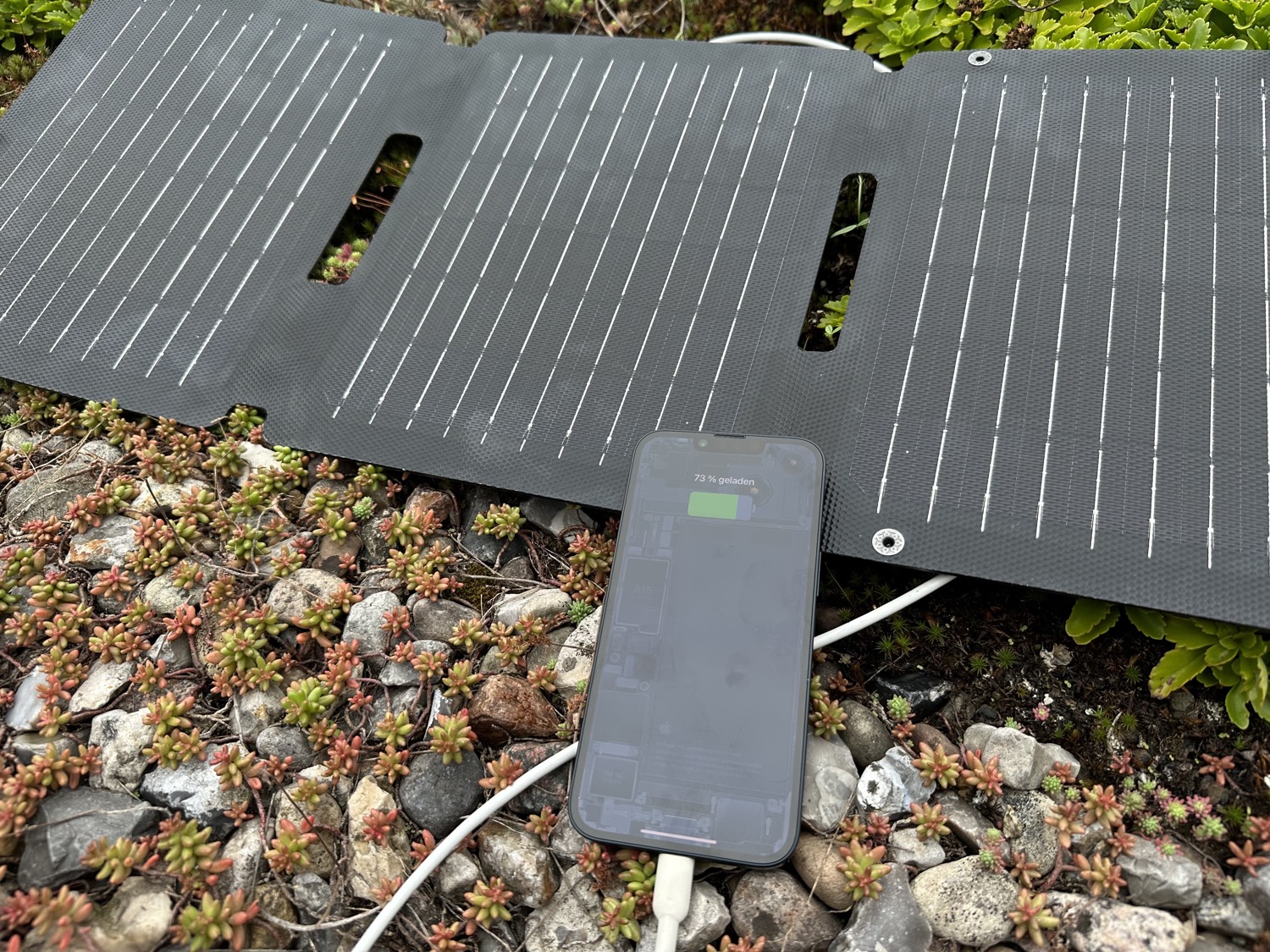 iPhone lädt am faltbaren Solarpanel von Anker