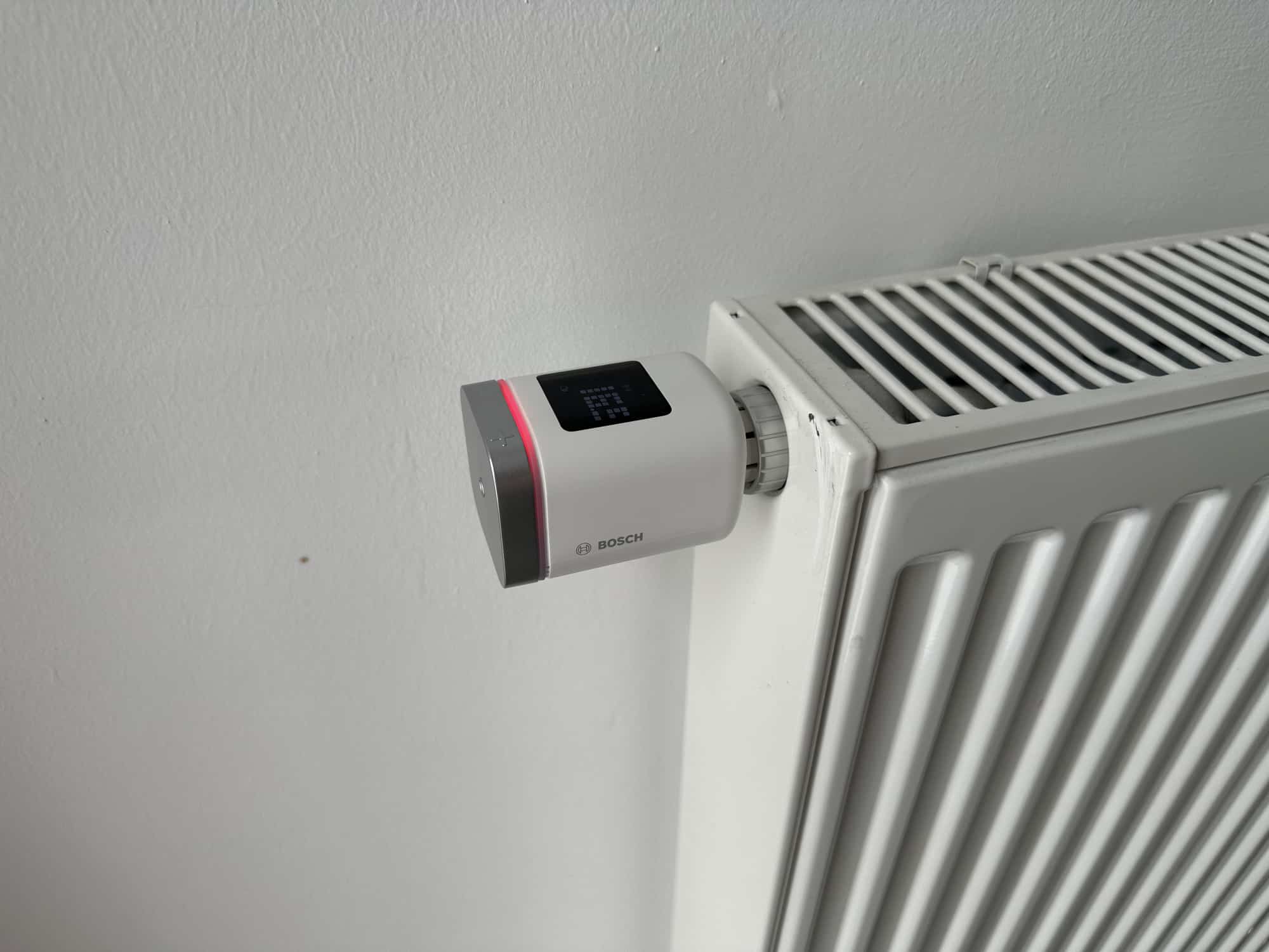 Bosch Smart Home Heizkörperthermostat II mit roten Ring an einer Heizung