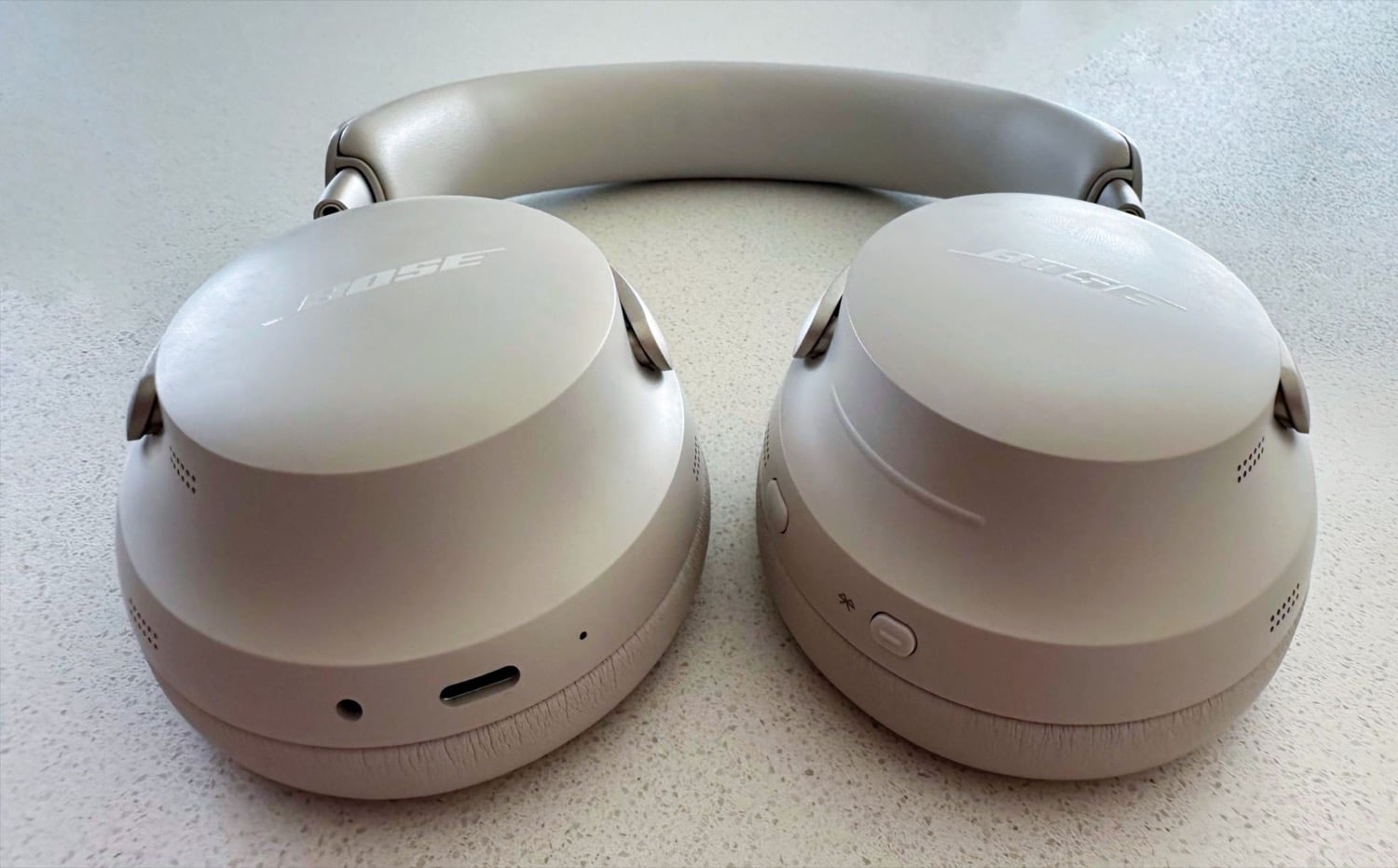 Bose QuietComfort Ultra liegend auf einem Tisch