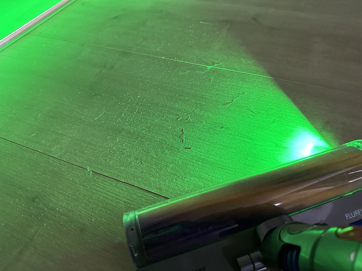 Grünes Licht macht Schmutz mit dem Dyson Gen5detect Absolute sichtbar