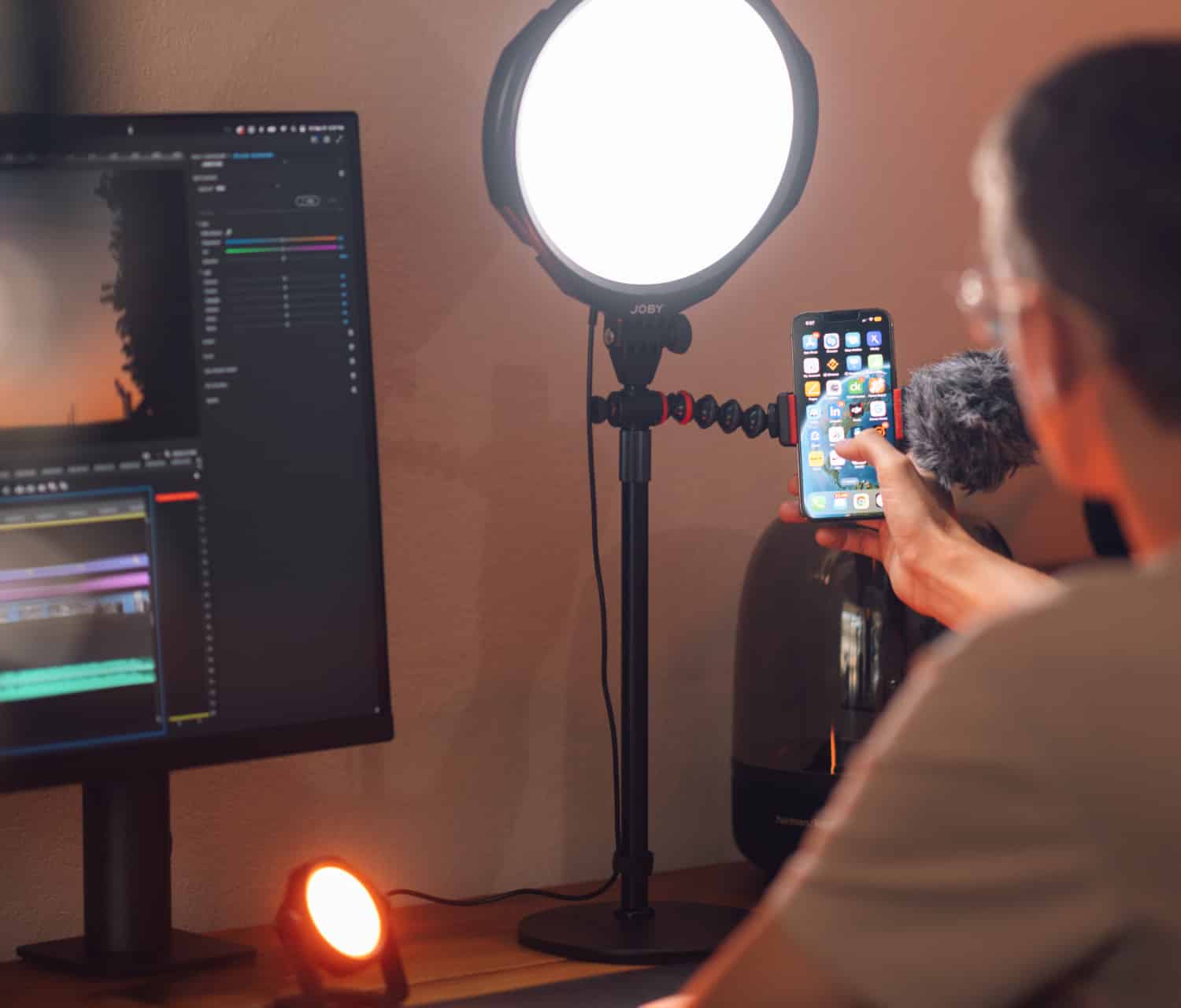Das JOBY Beamo Studio Kit auf einem Schreibtisch installiert