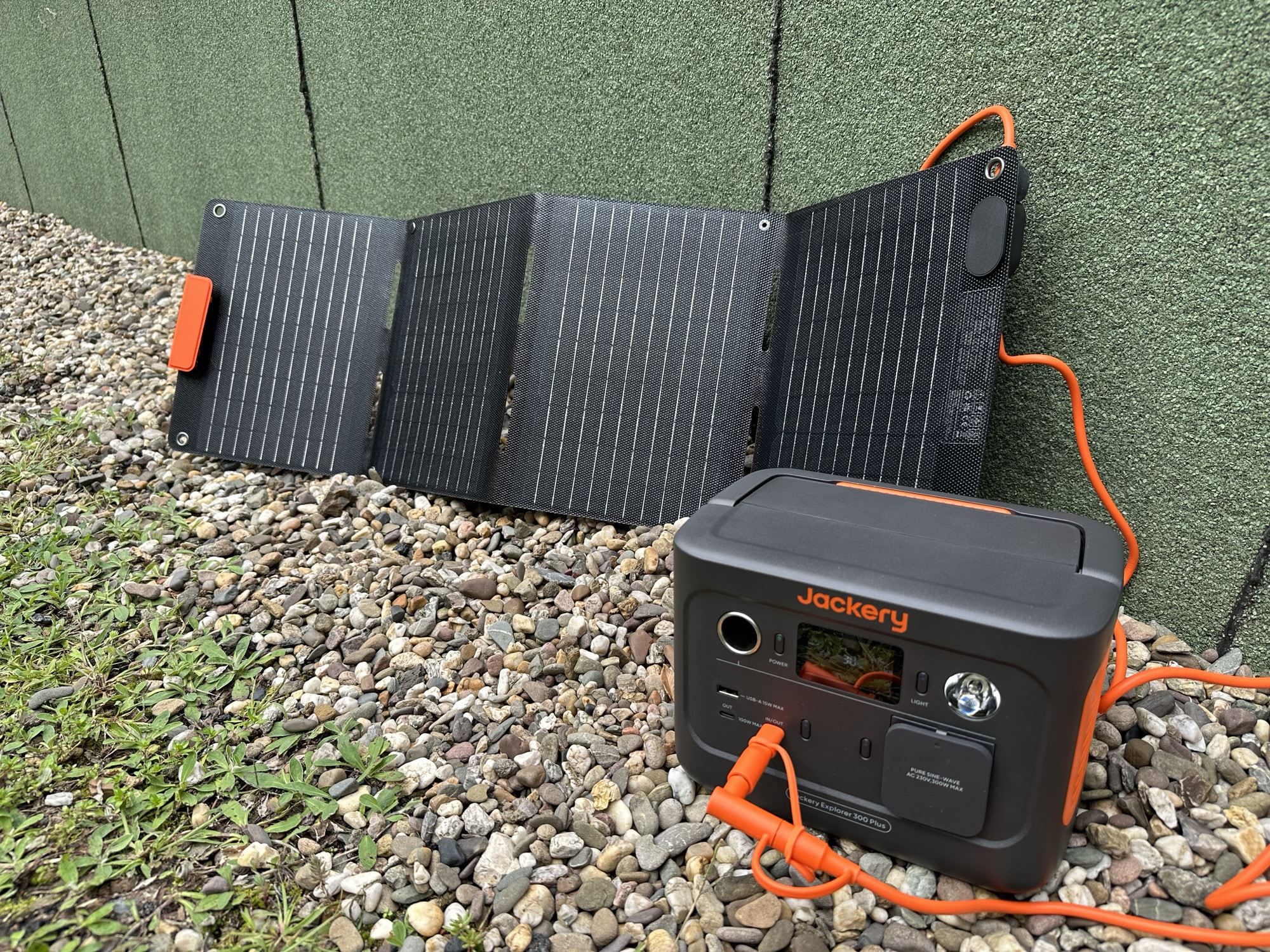 Jackery Solargenerator 300 Plus wird mit Solarmodul aufgeladen