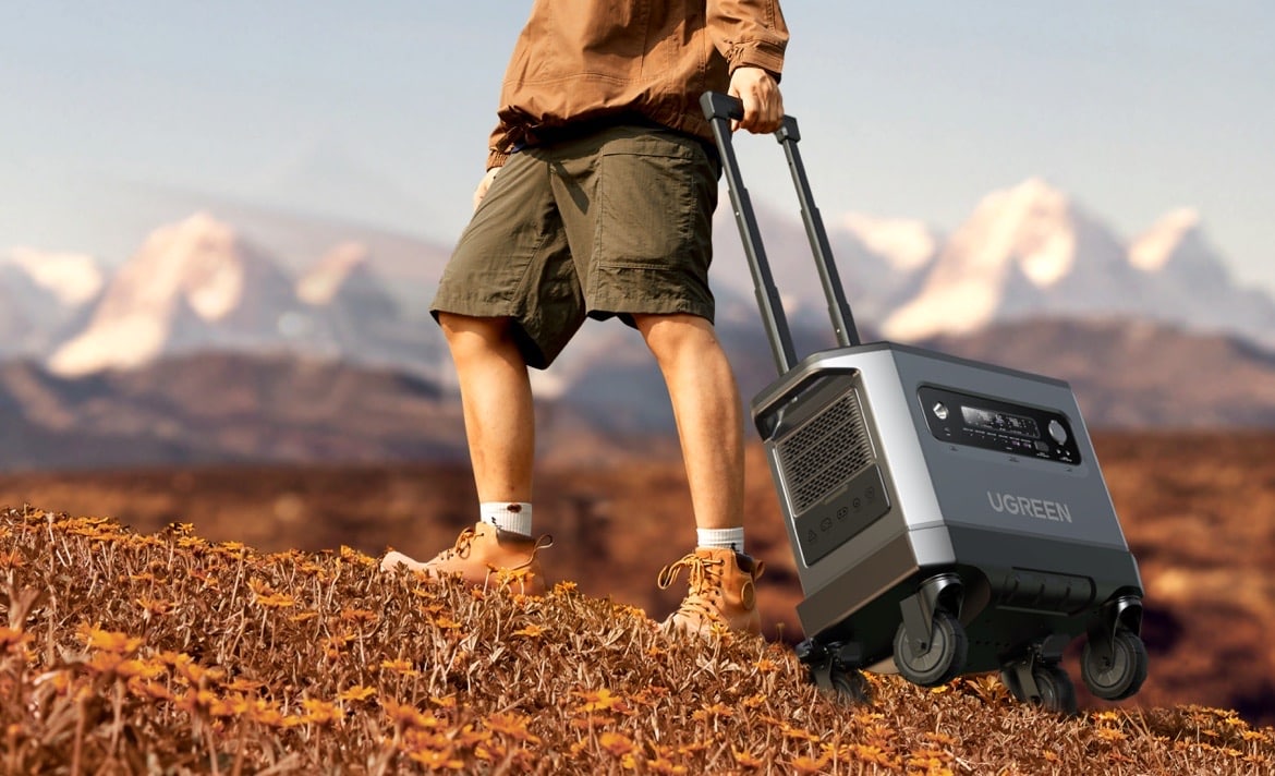 Ugreen PowerRoam 2200 Station gezogen mit einer Sackkarre