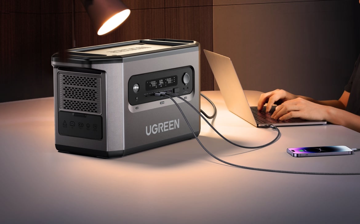 MacBook mit Kabel an der neuen Ugreen PowerRoam 2200 Station angeschlossen