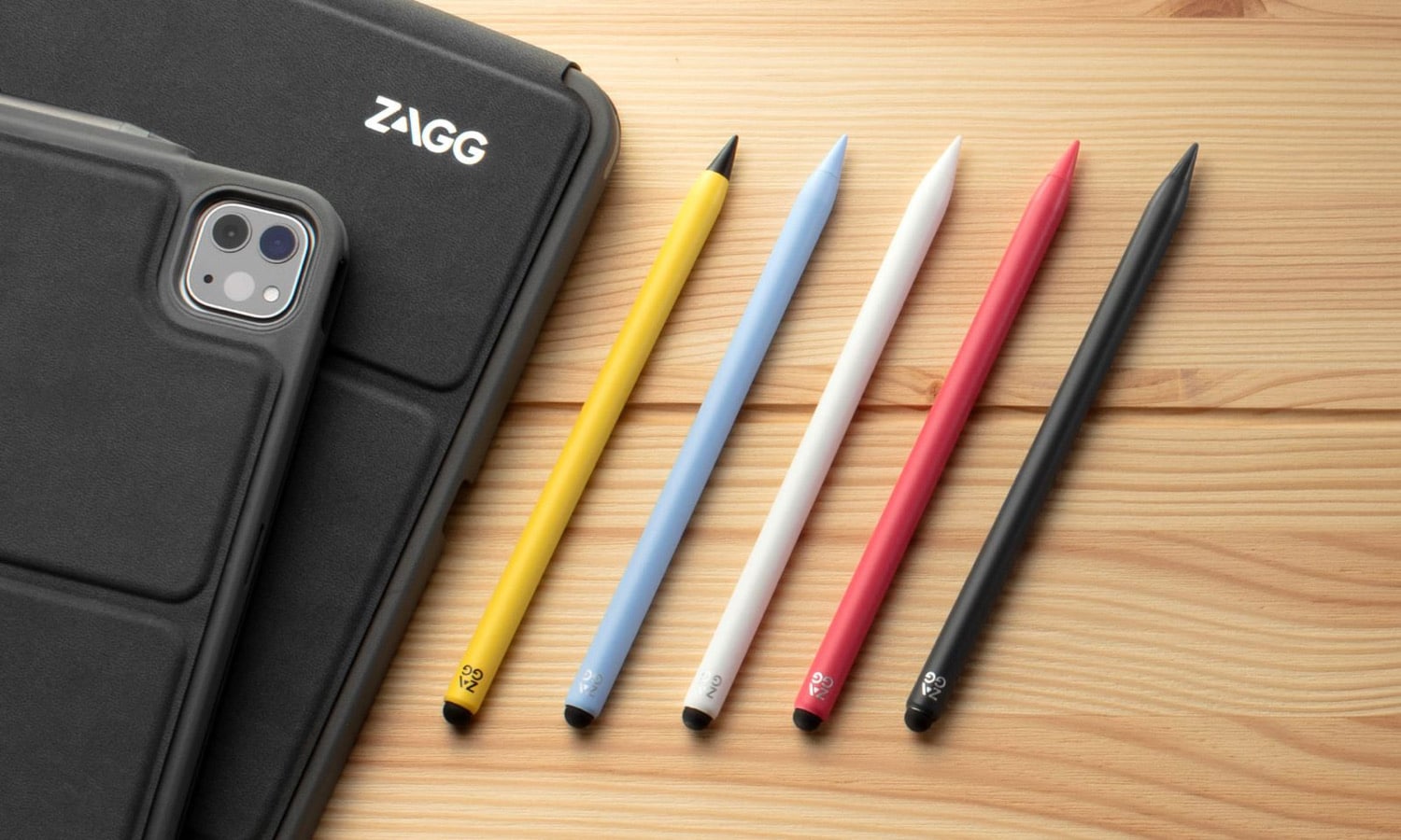 Der ZAGG Pro Stylus 2 Eingabestift neben einem iPad in fünf verschiedenen Farben