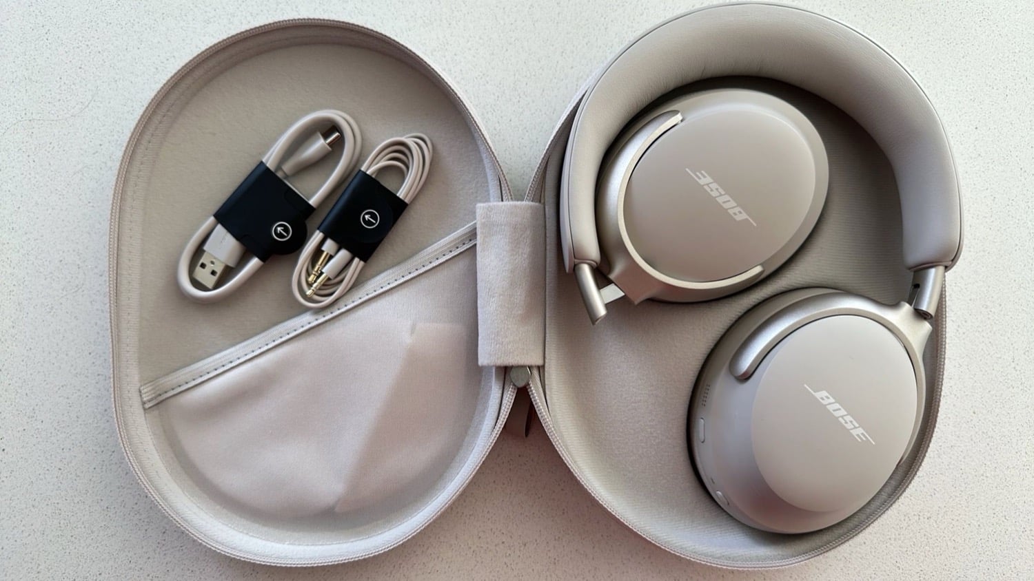 Etui mit Lieferumfang der neuen Bose QuietComfort Ultra