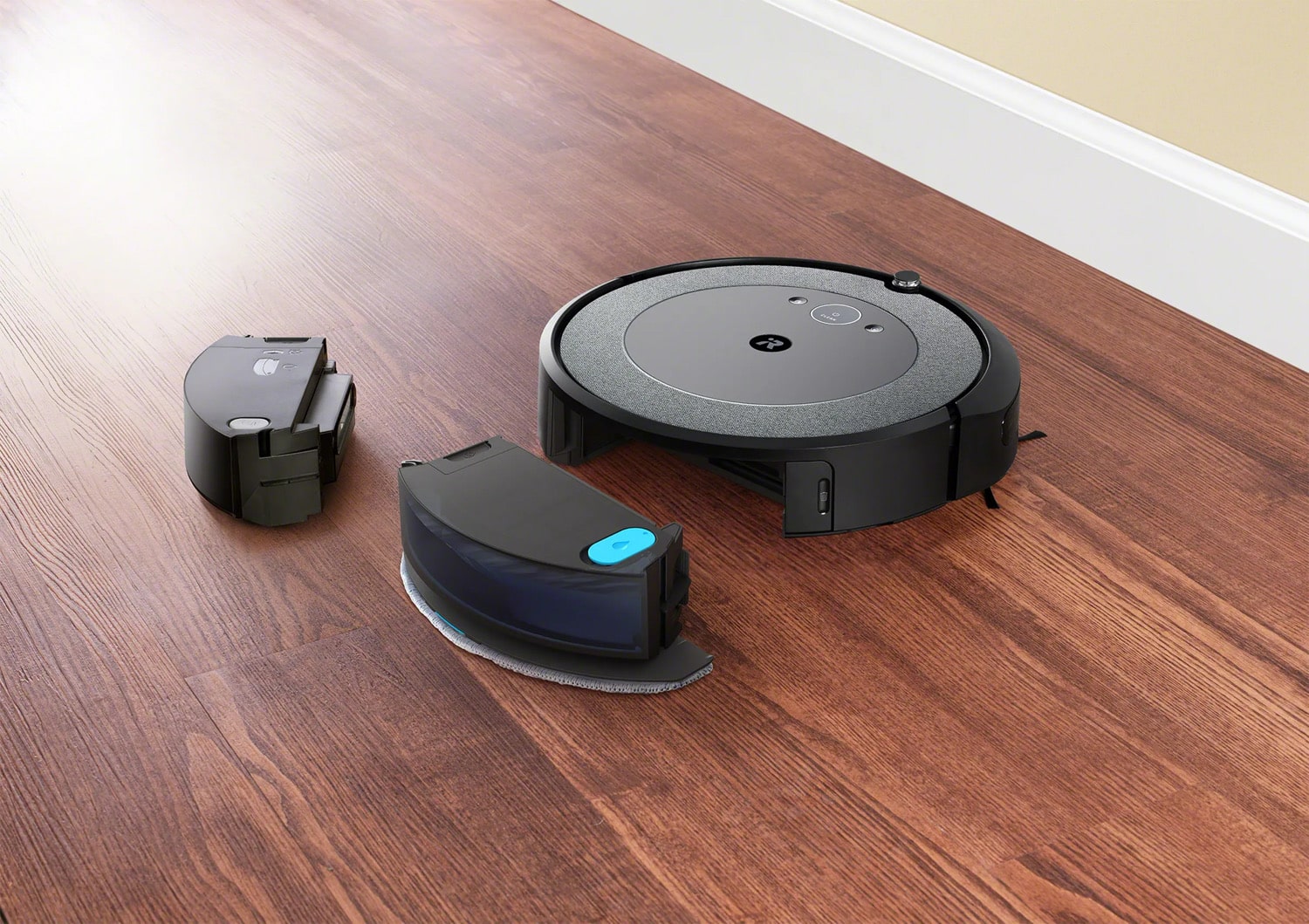 iRobot Roomba Combo i5 Plus auf einem Holzboden