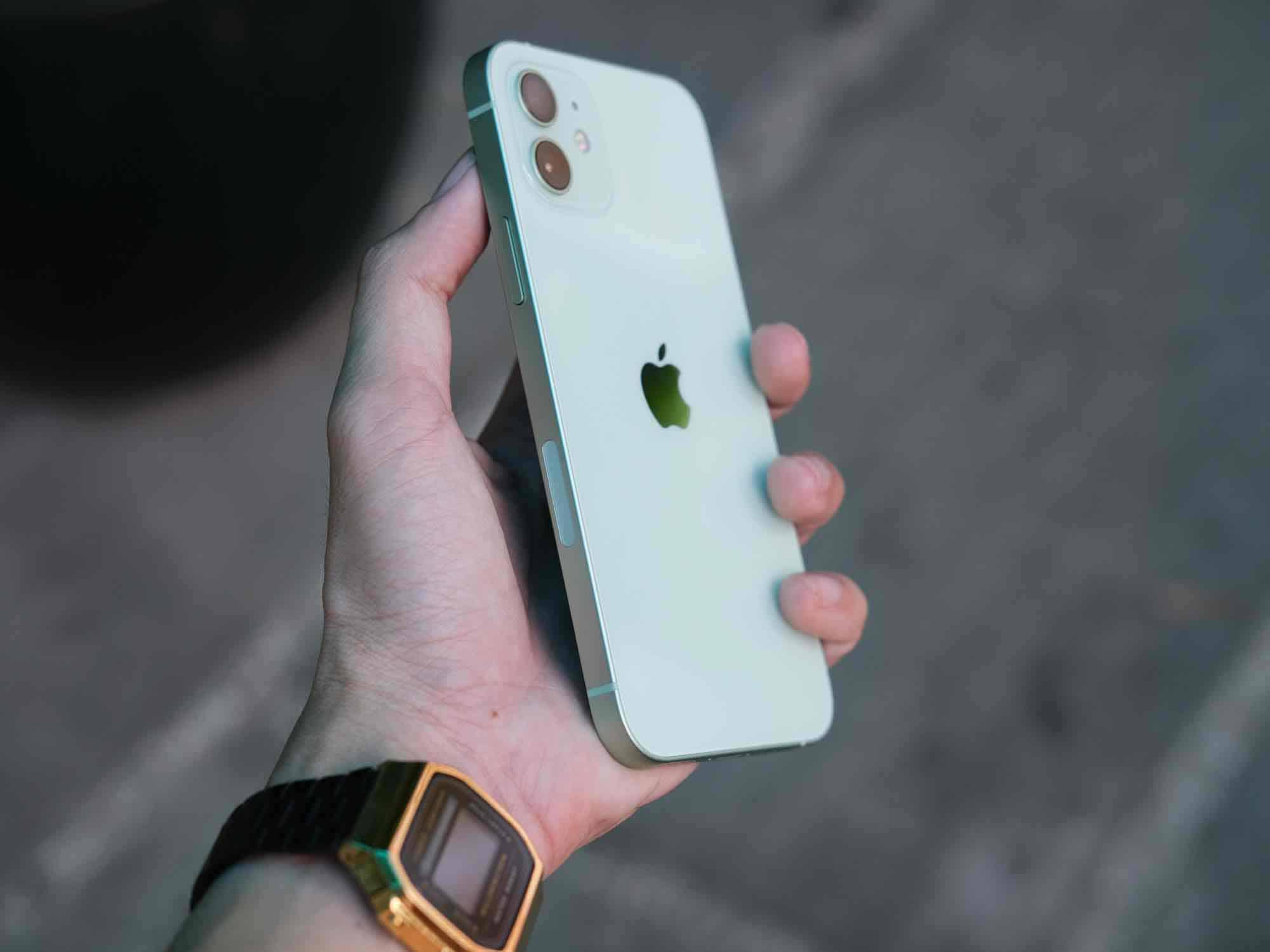 Grünes iPhone 12 in der Hand