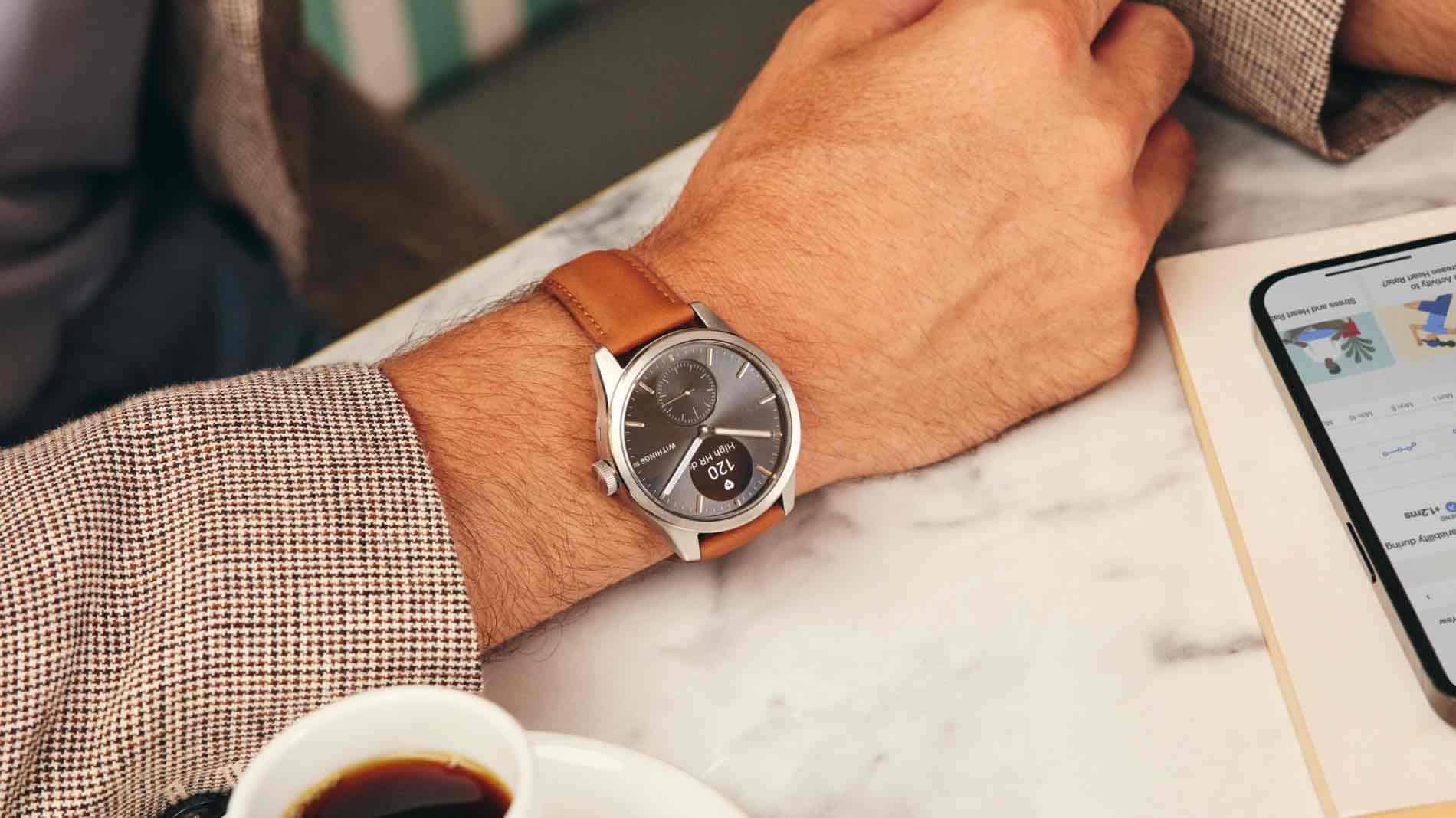 Braune Withings ScanWatch 2 am Handgelenk