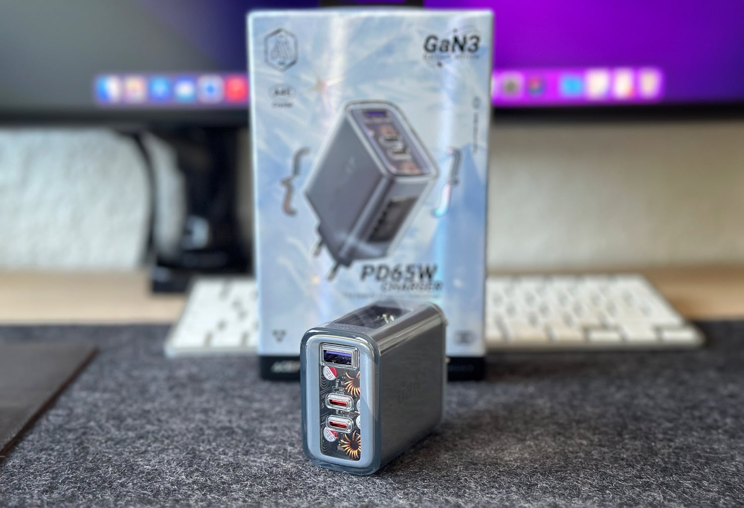 Acefast 65W Ladegerät in Grau samt Verpackung auf einem Schreibtisch