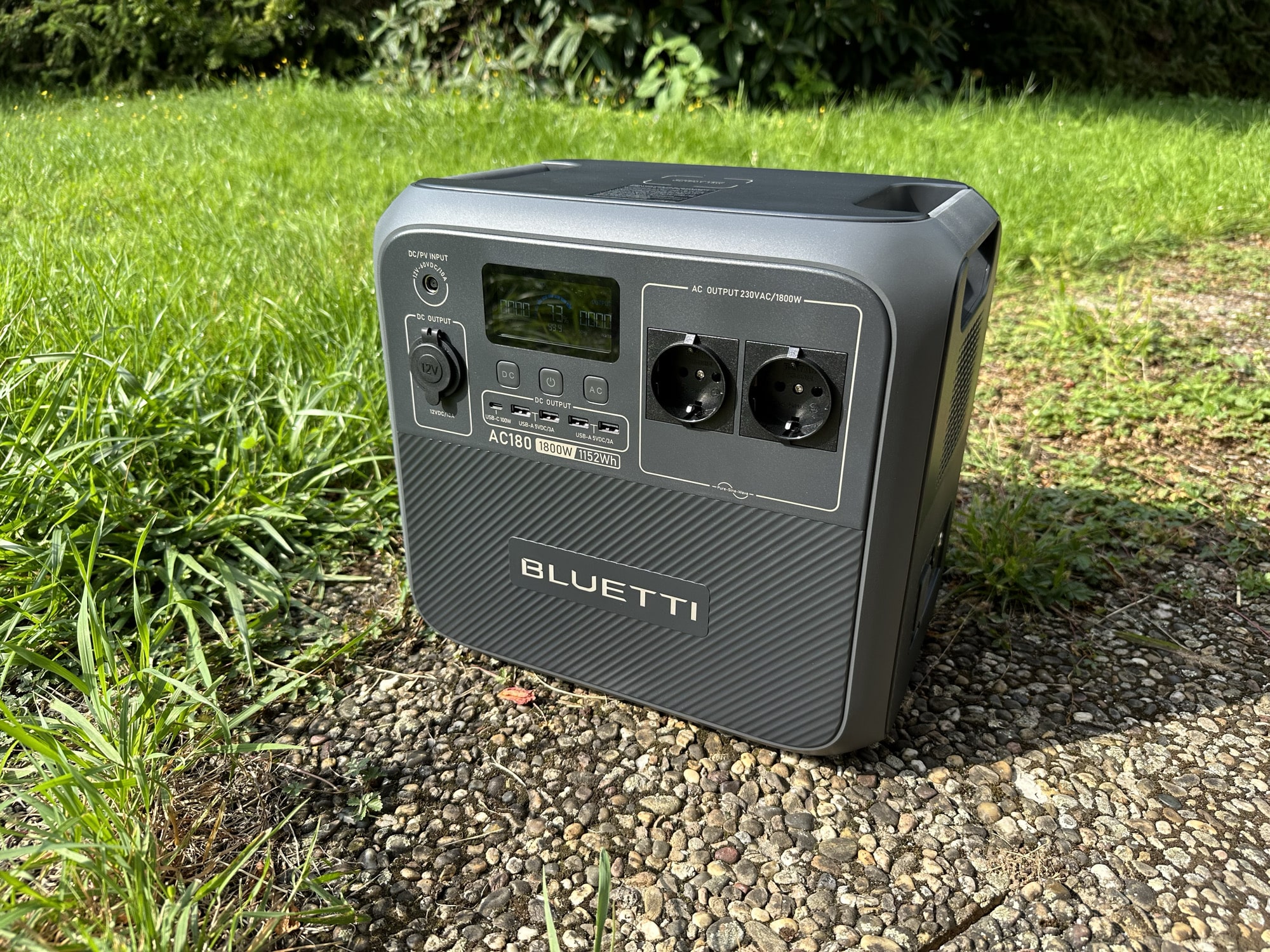 Bluetti AC180 Powerstation im Garten im Einsatz