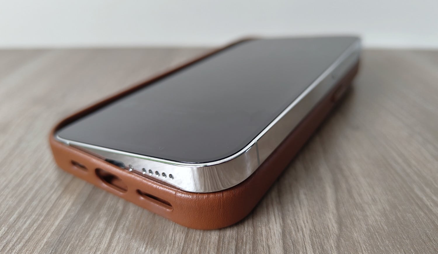 iPhone 14 Pro passt nicht in ein cognacbraunes Mujjo Full Leather Case für das iPhone 15 Pro