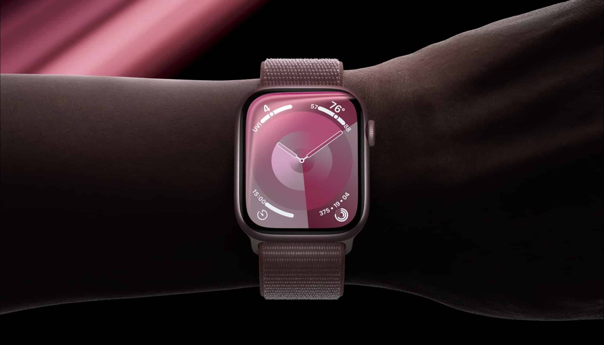 Apple Watch Series 9 in Pink an einem Handgelenk