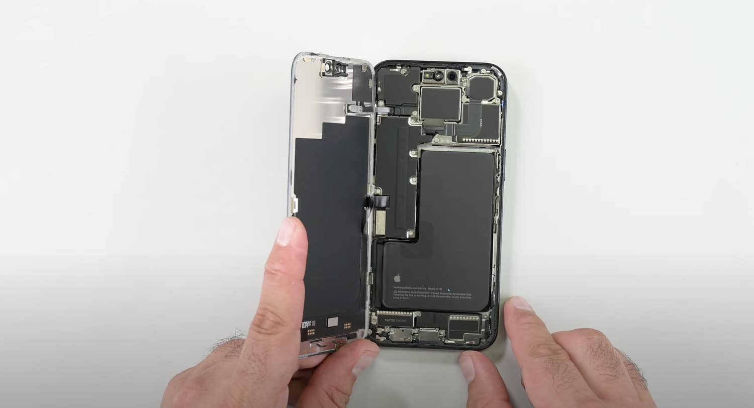 Eine Person hat die Rückseite des iPhone 15 Pro Max entfernt