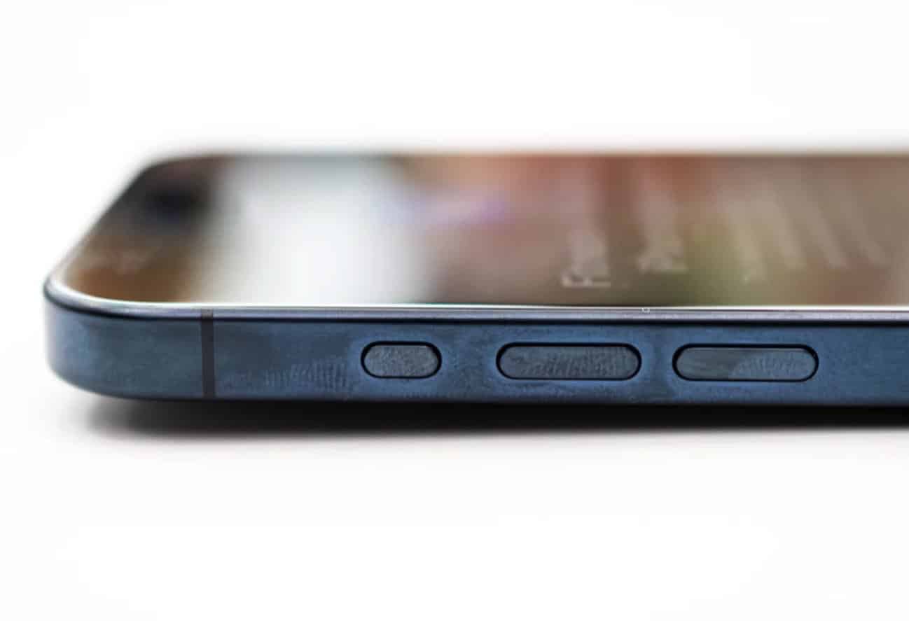 Sichtbare Fingerabdrücke auf dem Titanrahmen eines titanblauen iPhone 15 Pro