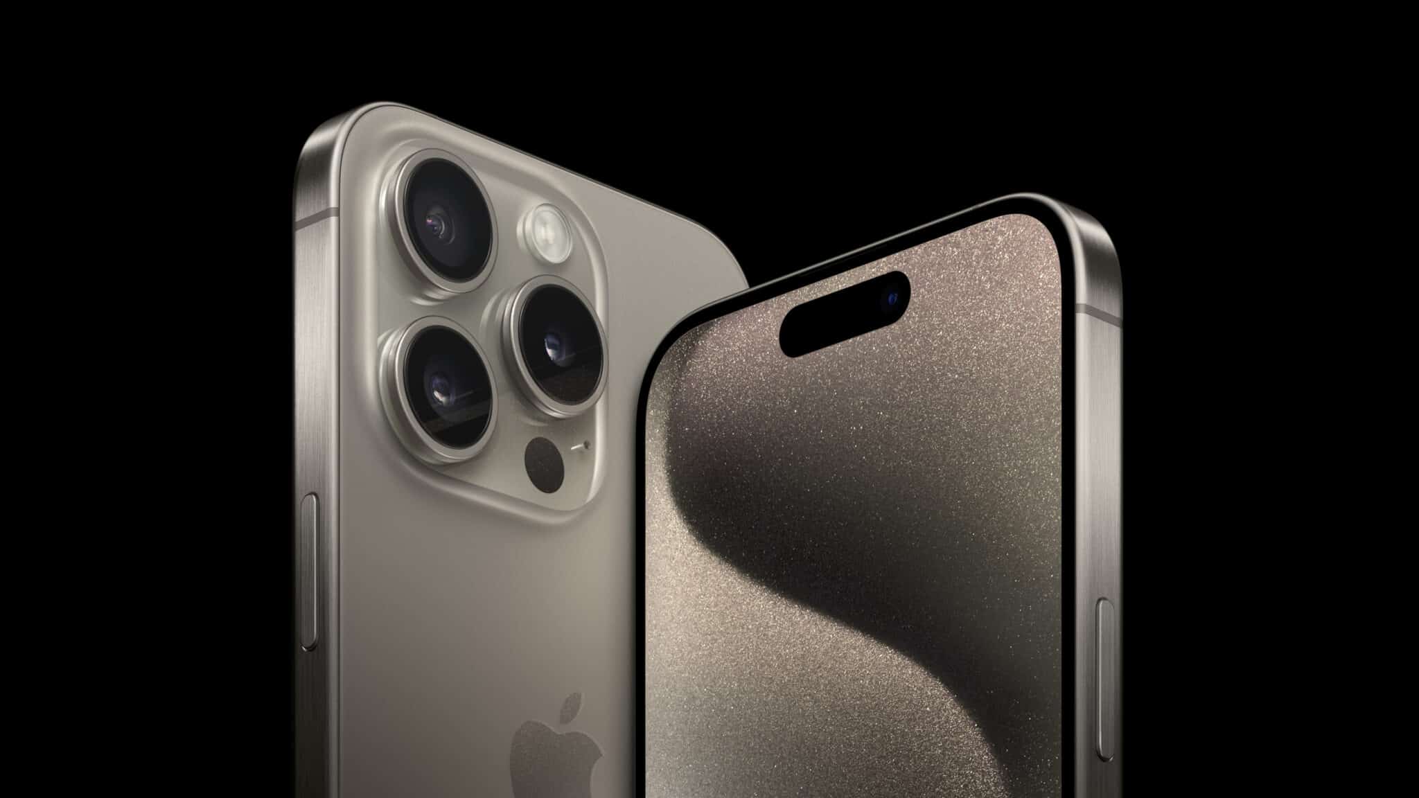 iPhone 15 Pro-Modelle aus Titan vor schwarzem Hintergrund