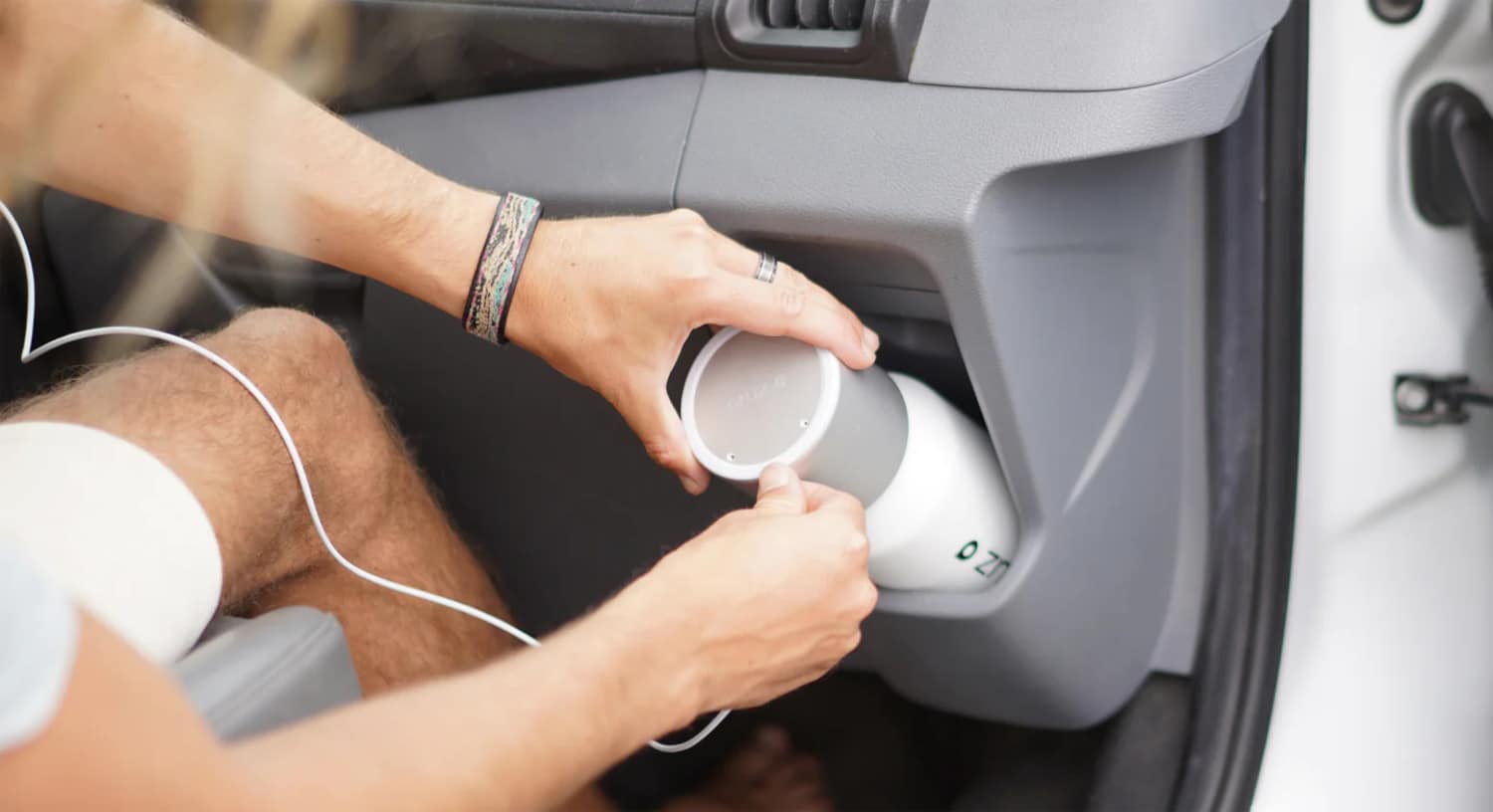Cruz BlenderCap wird im Auto per USB-C angeschlossen